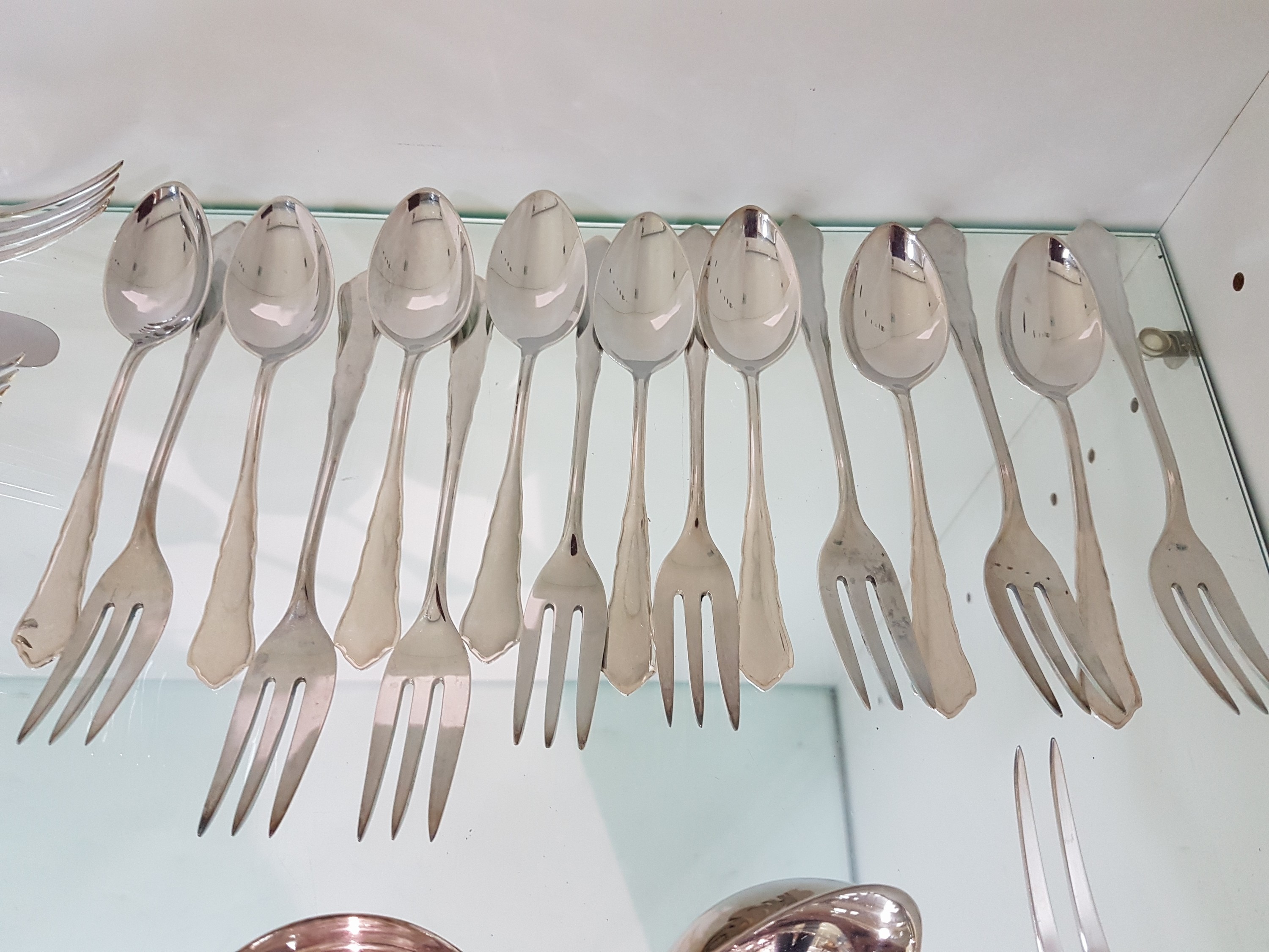 Detail e: Speisebesteck für 8 Personen, deutsch, WMF, 800er Silber, Barockstil, 8 Messer, 8 Gabeln, 8 Löffel, 8 runde Löffel, 8 Vorspeisenmesser, 8 ...