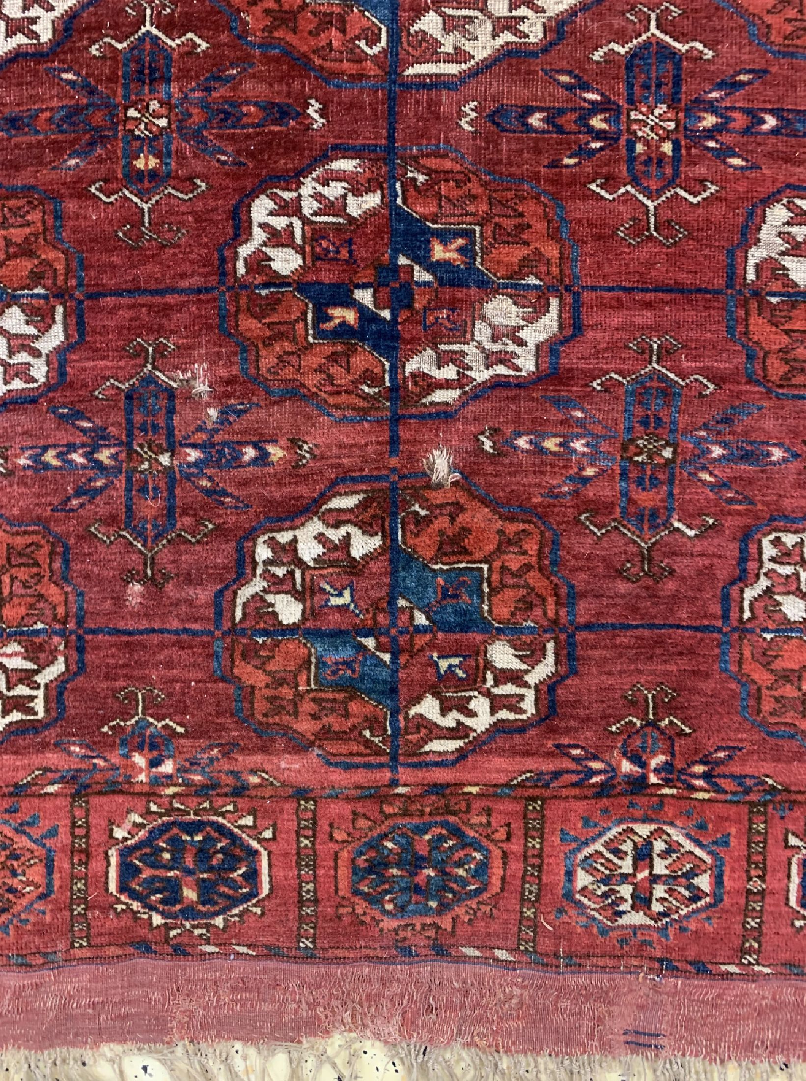 Detail b: Tekke Hauptteppich antik, Turkmenistan, 19.Jhd, Wolle auf Wolle, ca. 204 x 197 cm, EHZ: 4(Fragment)