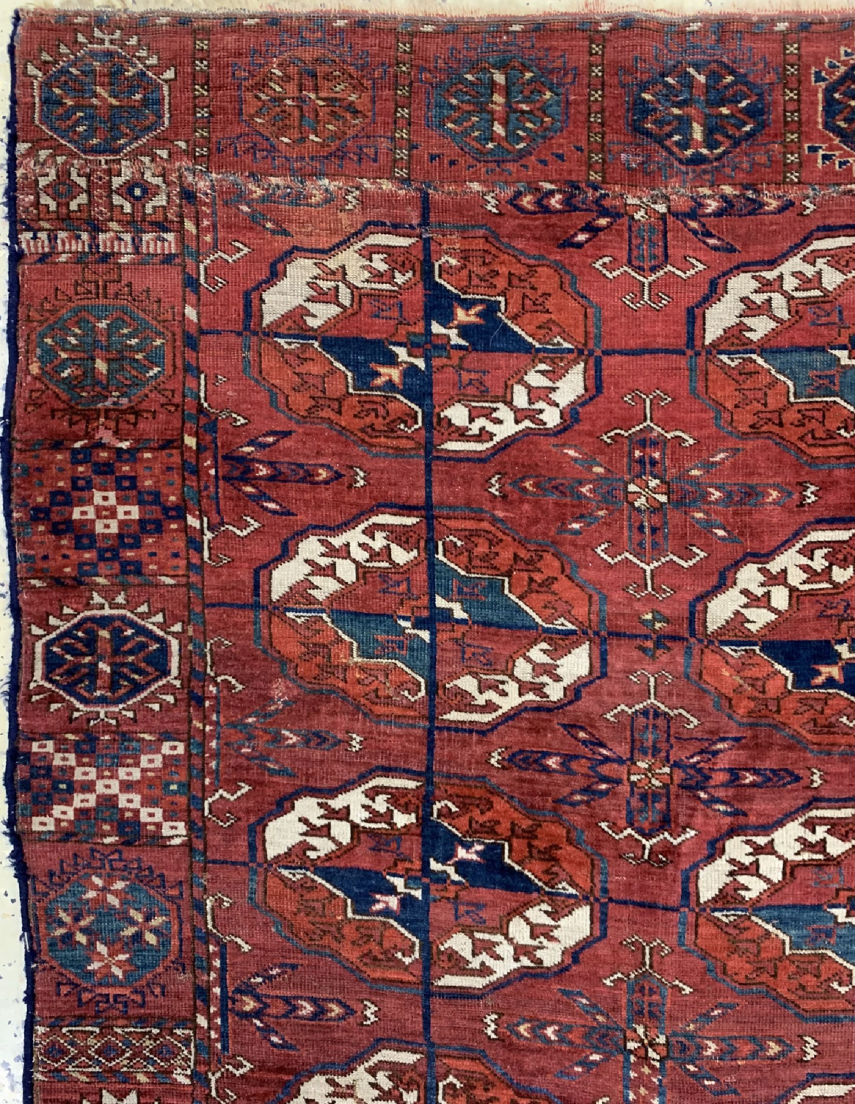 Detail c: Tekke Hauptteppich antik, Turkmenistan, 19.Jhd, Wolle auf Wolle, ca. 204 x 197 cm, EHZ: 4(Fragment)