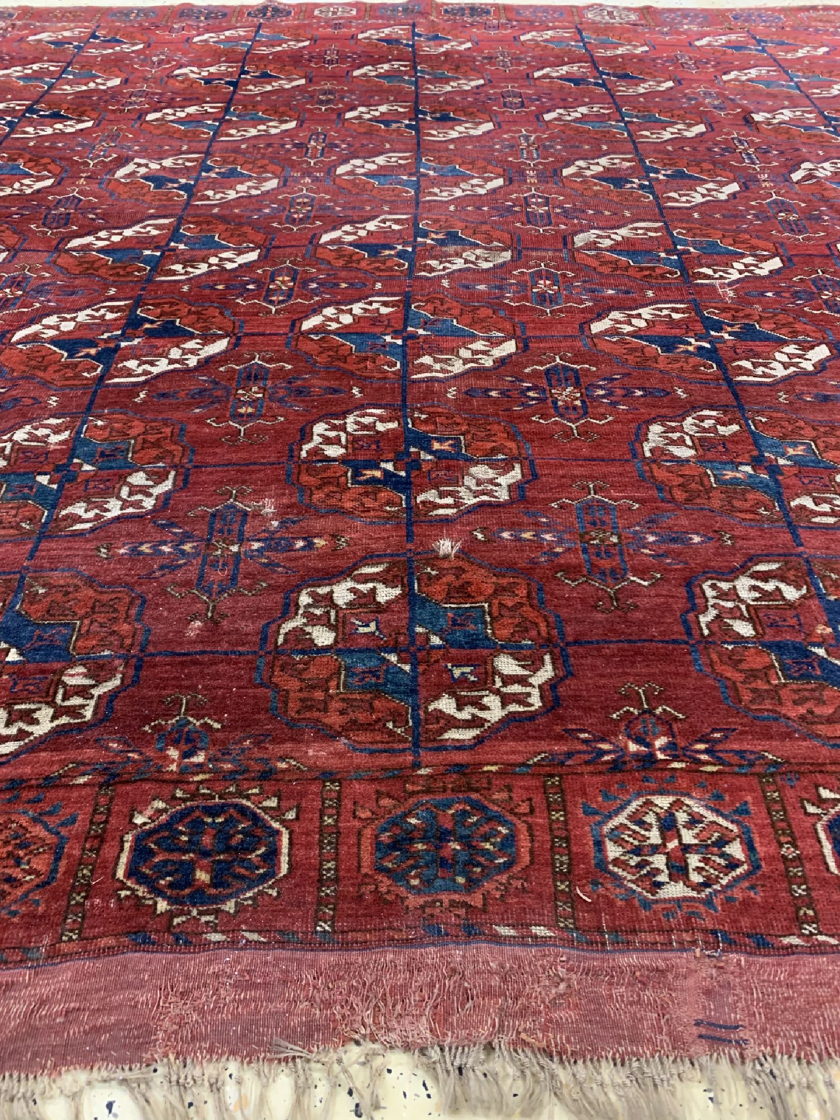 Detail d: Tekke Hauptteppich antik, Turkmenistan, 19.Jhd, Wolle auf Wolle, ca. 204 x 197 cm, EHZ: 4(Fragment)