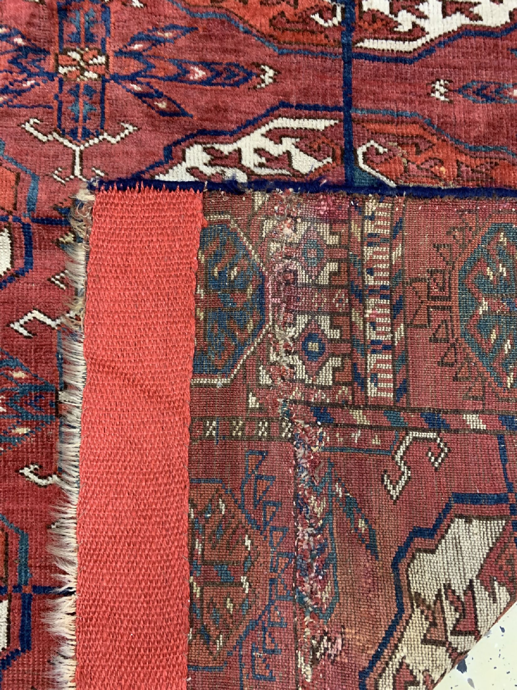 Detail e: Tekke Hauptteppich antik, Turkmenistan, 19.Jhd, Wolle auf Wolle, ca. 204 x 197 cm, EHZ: 4(Fragment)