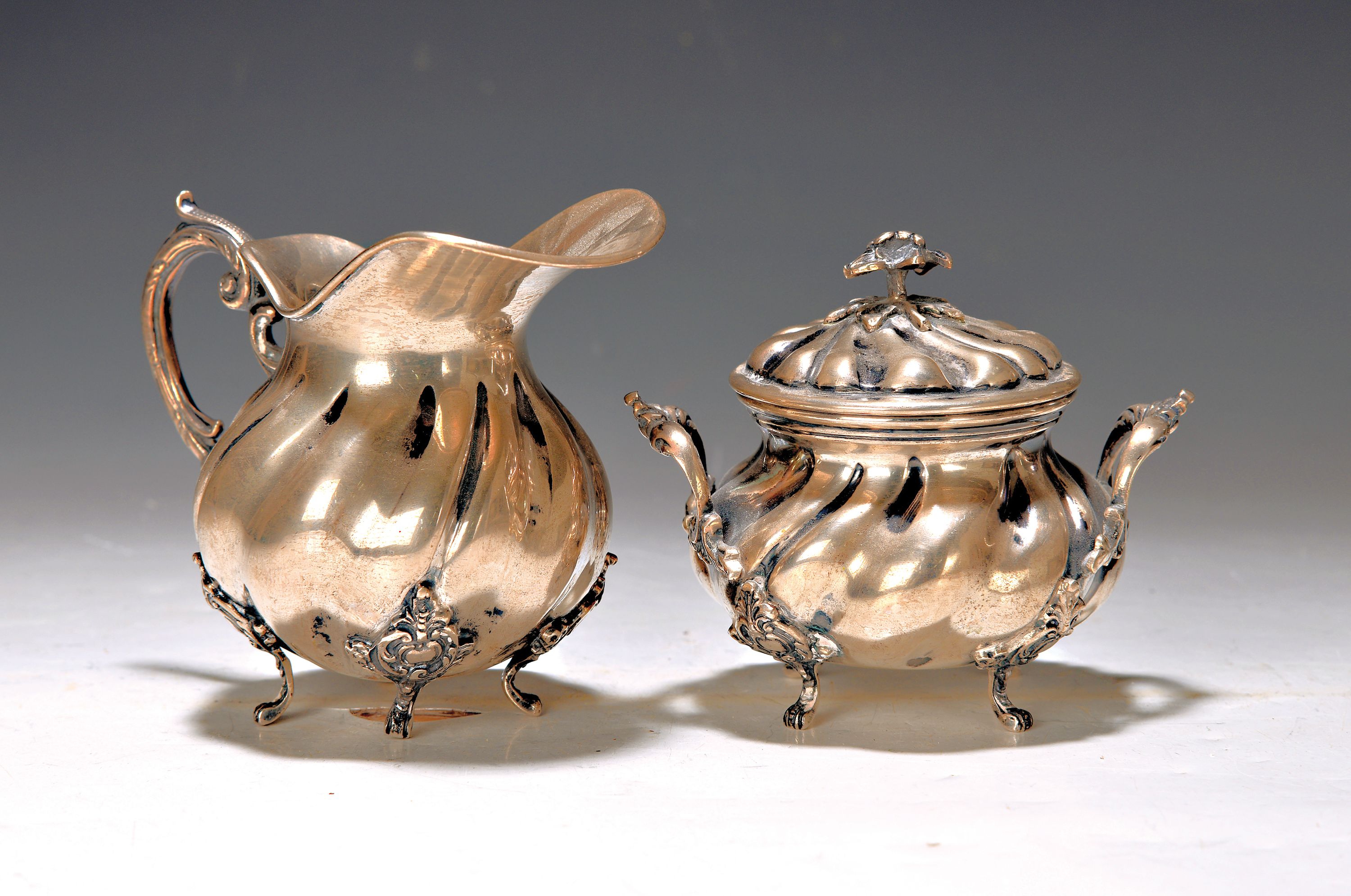 Milchkännchen und Zuckerschale, Italien, 800er Silber, Barockstil, in sich gedreht, H. ca.11 bzw. 10cm, zus. ca. 500 g.