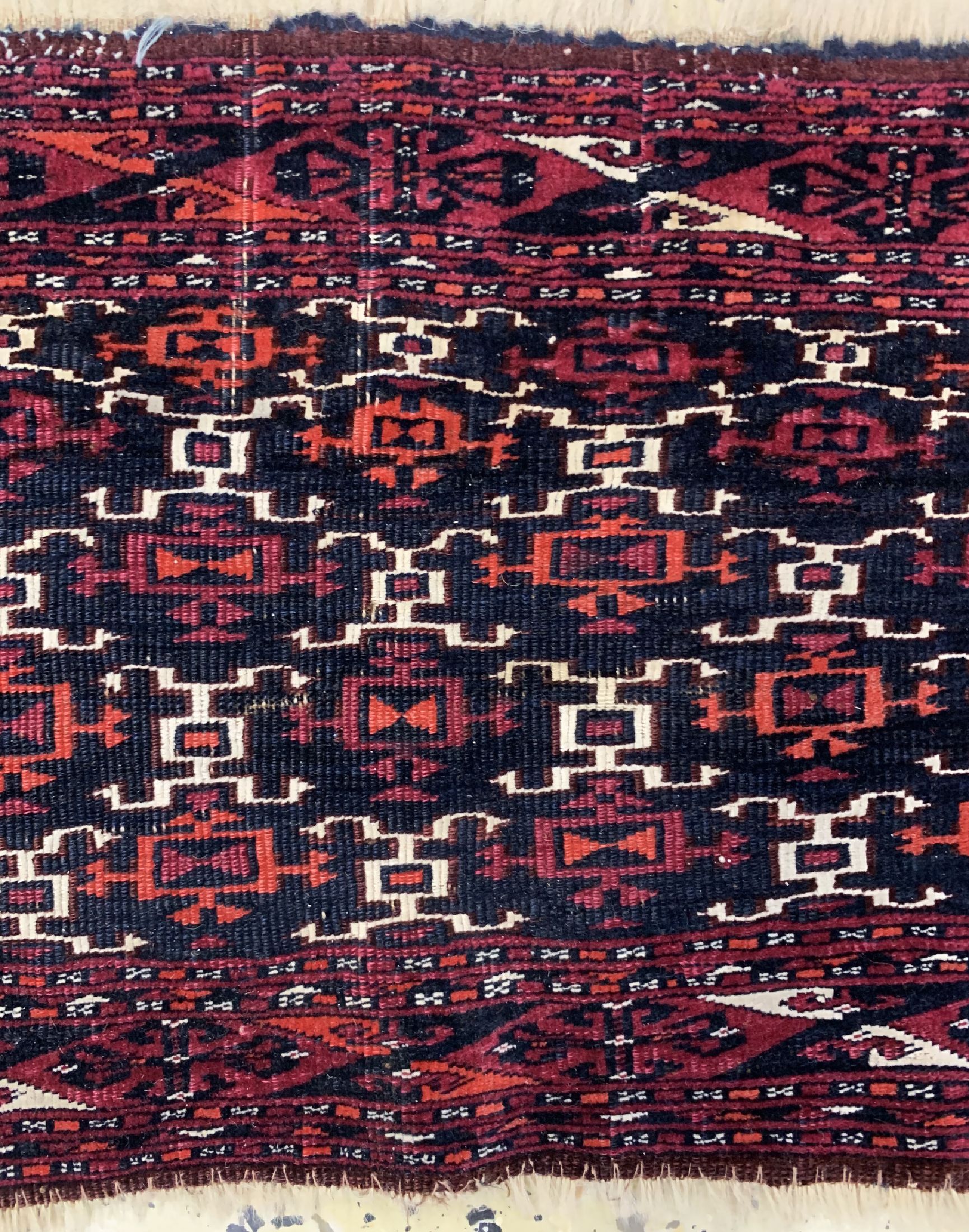 Detail b: Saryk Torba antik, Turkmenistan, 19.Jhd, Wolle auf Wolle mit Baumwoll-Highlights, ca. 96 x 34 cm, EHZ: 3