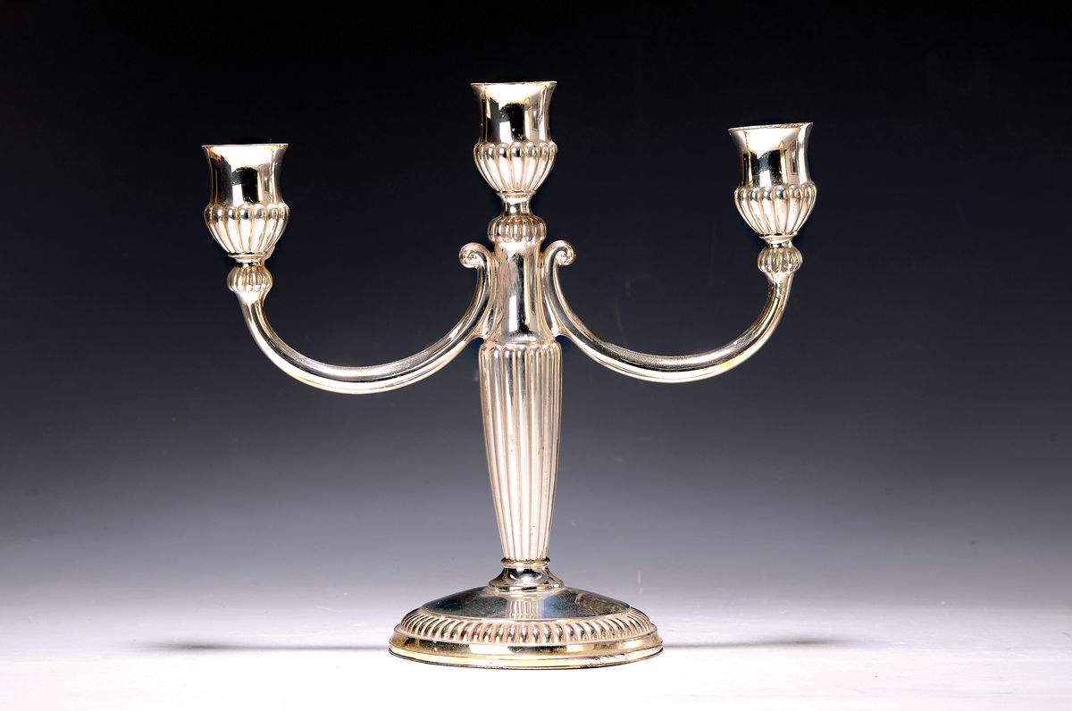 3-flammiger Kerzenleuchter, Mitte 20. Jh., 925er Sterling Silber, Empirestil, Bodenabdeckung Metall, H. ca. 25cm, ca. 520 g.