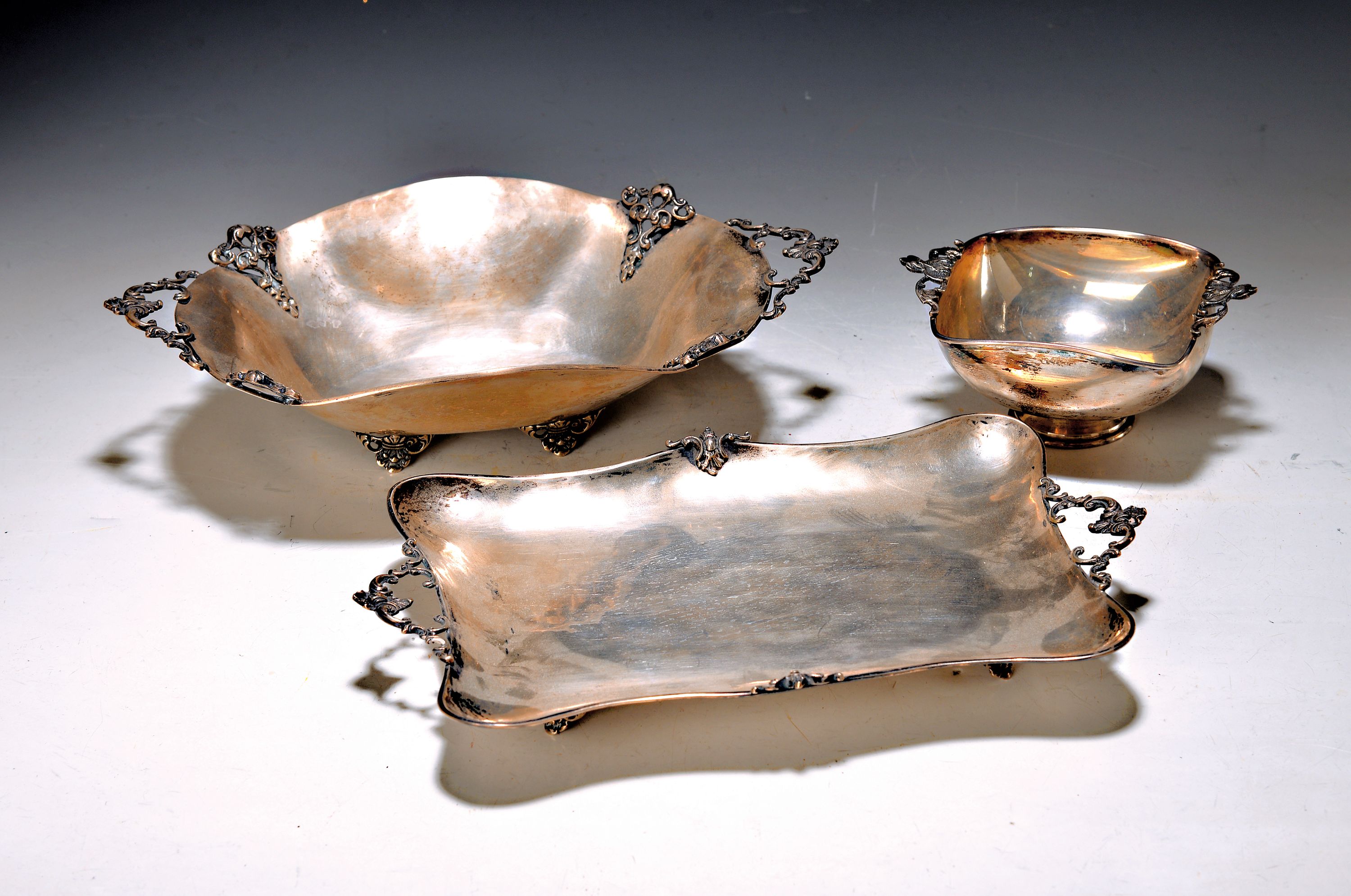 3 Anbietschalen, Italien, 60er Jahre, 800er Silber, teils Treibarbeit mit gegossenen Ornamenten von Voluten und Rocaillen, eckig und flach, oval und ...
