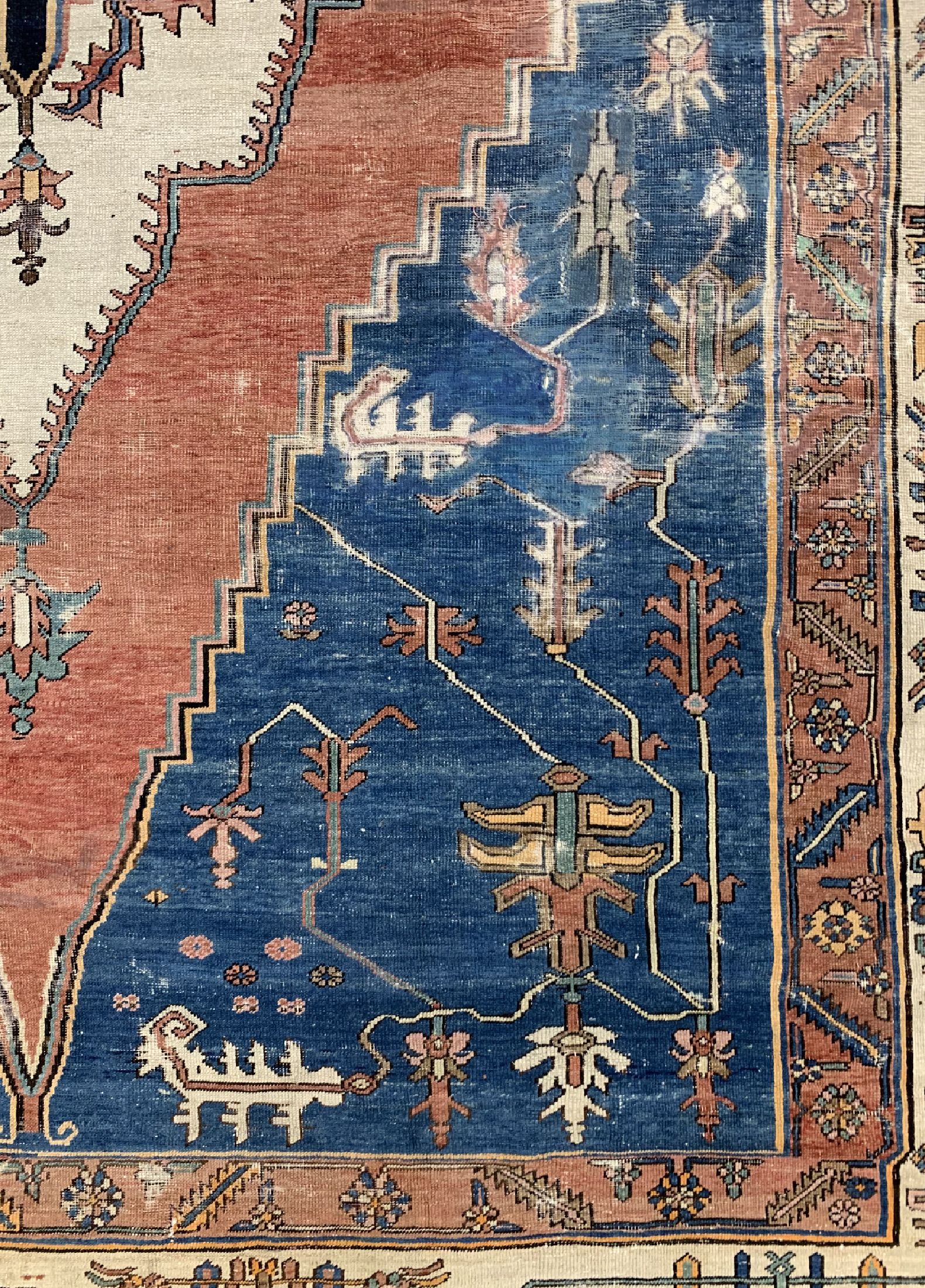 Detail b: Antiker Heriz"Serapi", Persien, 19.Jhd, Wolle auf Baumwolle, ca. 536 x 320 cm, EHZ: 4 (Stellenweise gefärbt).