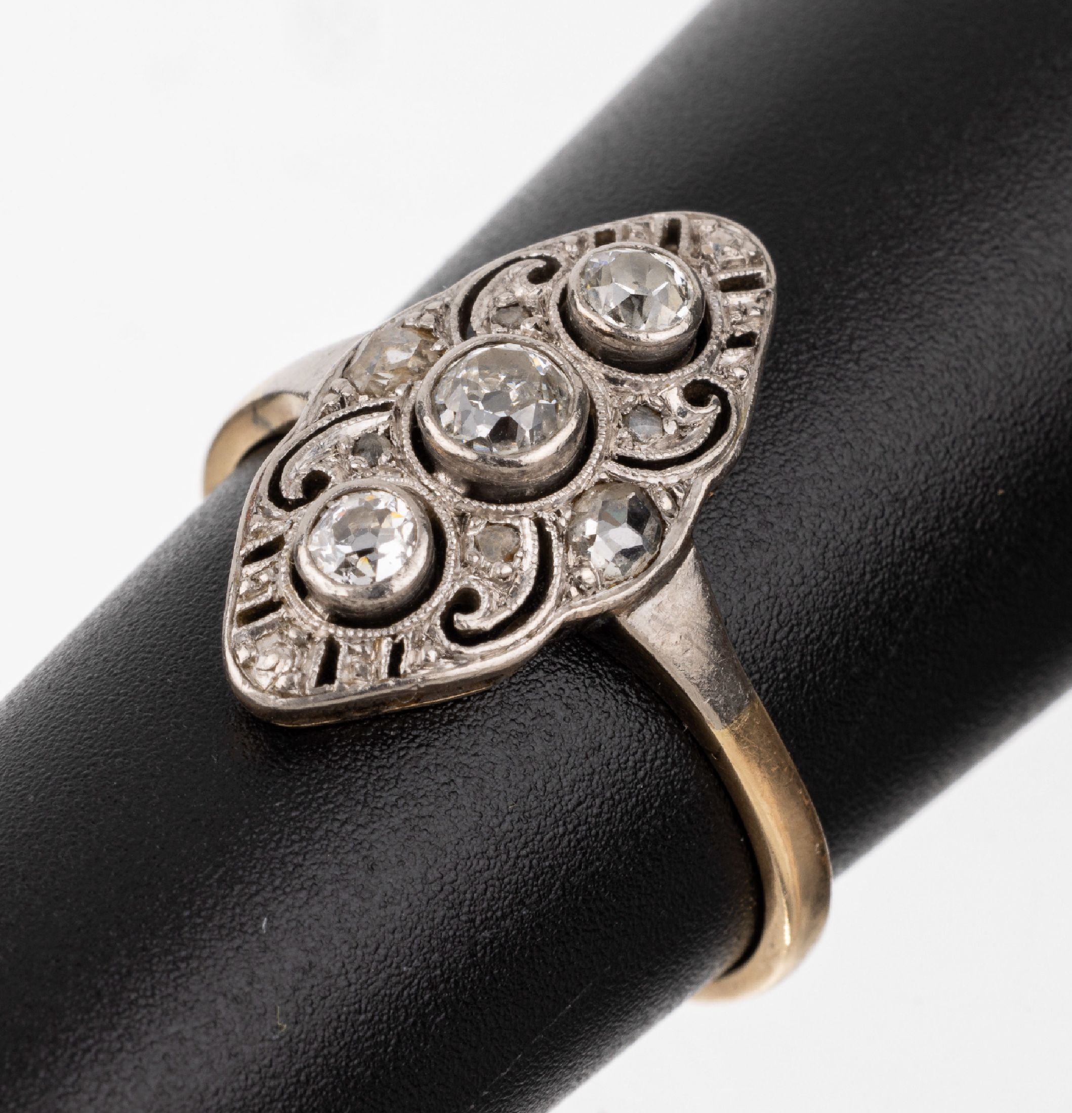 14 kt Gold Art-Deco Diamant-Ring, GG 585/000, Ringkopf Platin, durchbrochen gearbeitet, mittig 3 Altschliffdiamanten zus. ca. 0.42 ct Weiß/p, 6 ...