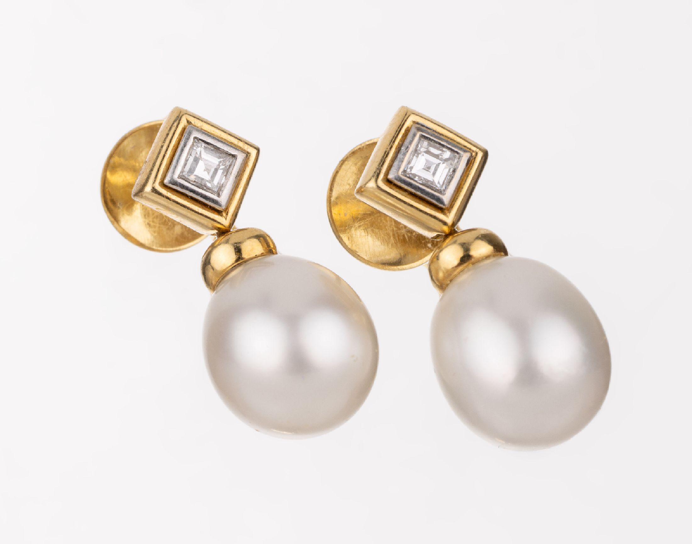 Paar 18 kt Gold Perl-Diamant-Ohrstecker, GG/WG 750/000, 2 bewegl. abgehängte Südseezuchtperlen, D. ca. 10.9 mm, 2 in WG gefasste Diamant-Carrees ...