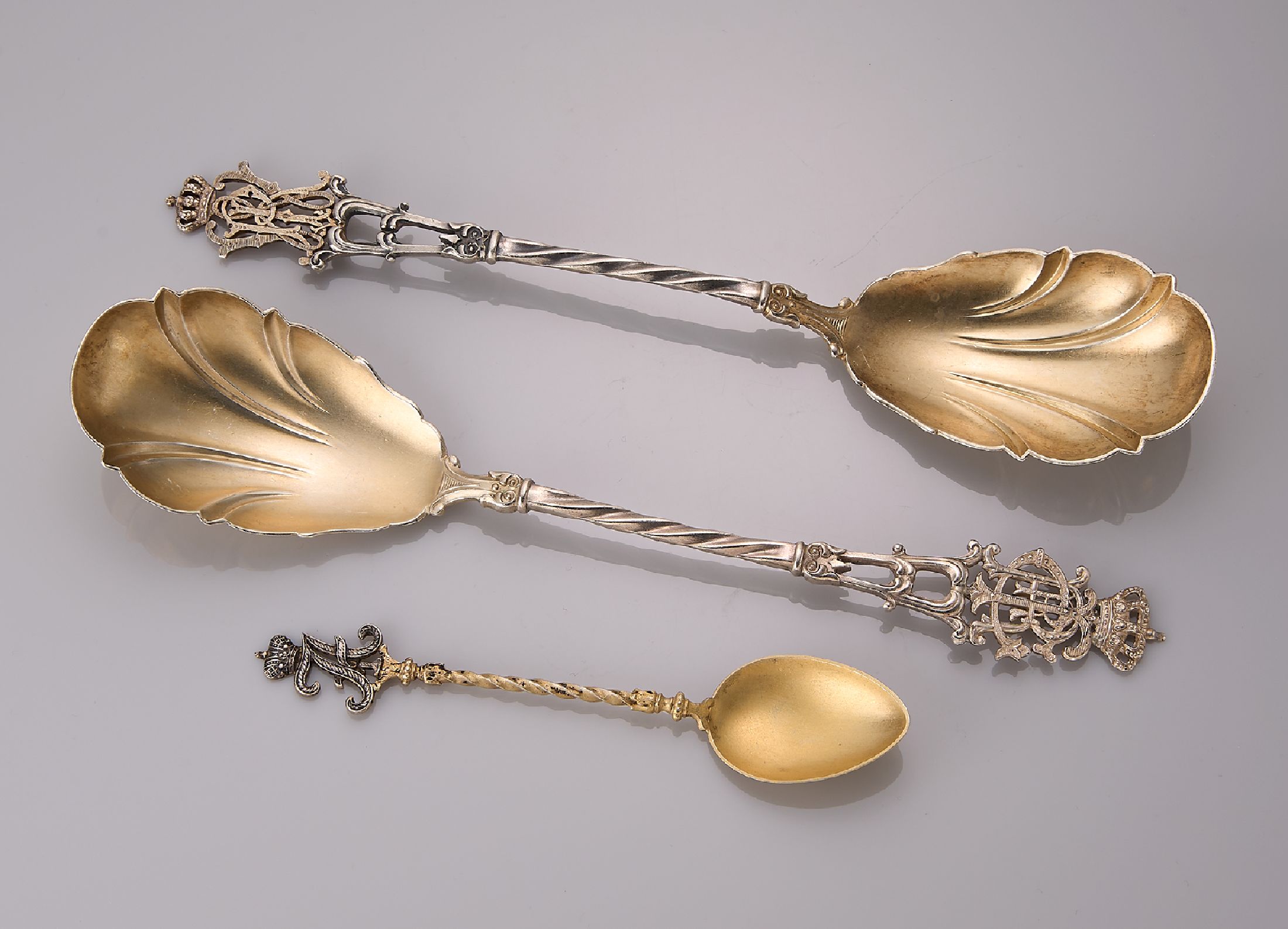 Konvolut 3 Löffel, 800er Silber, deutsch, 1890-1910, 2 gr. Vorlegelöffel, muschelförmigeLaffen verg., Stiel gedreht, Abschluss mit ligiertem ...