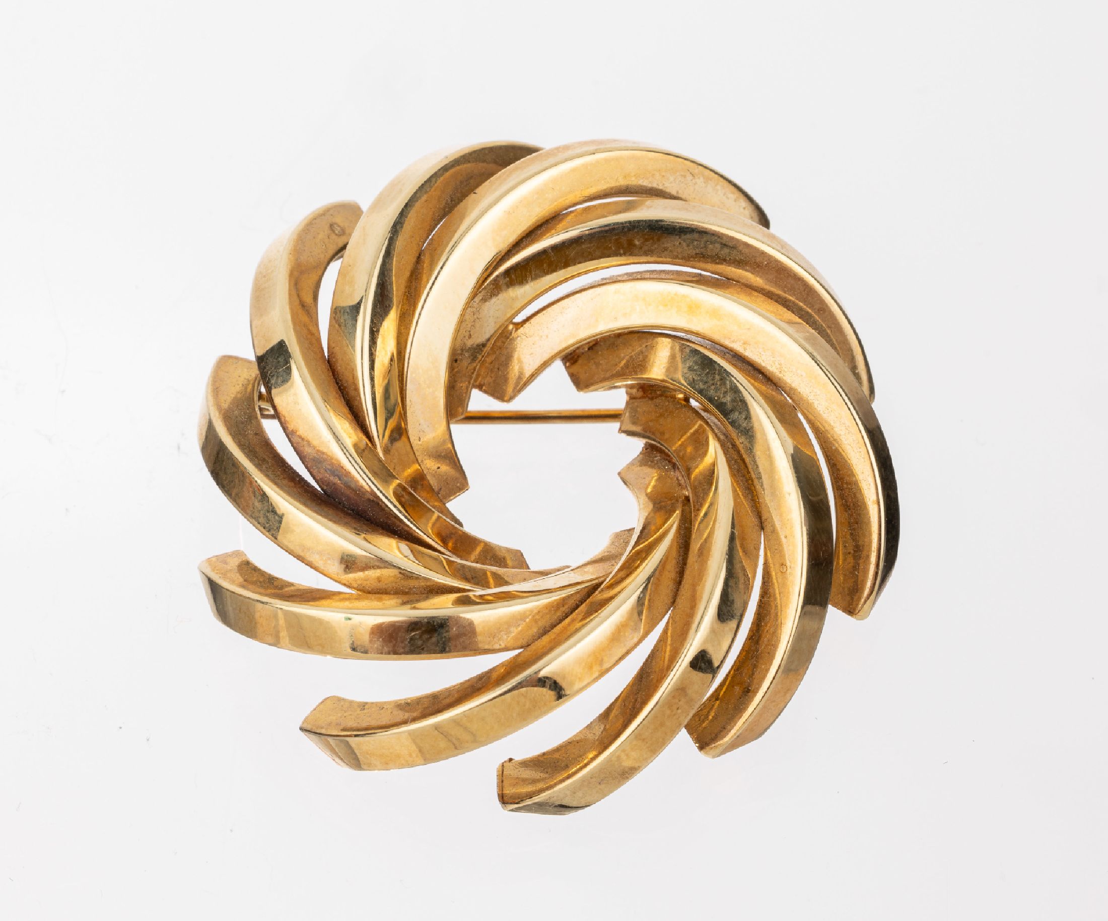 14 kt Gold Brosche, 1950er Jahre, GG 585/000, geschwungene Gestaltung, D. ca. 3.9 cm, ca. 14.7 g