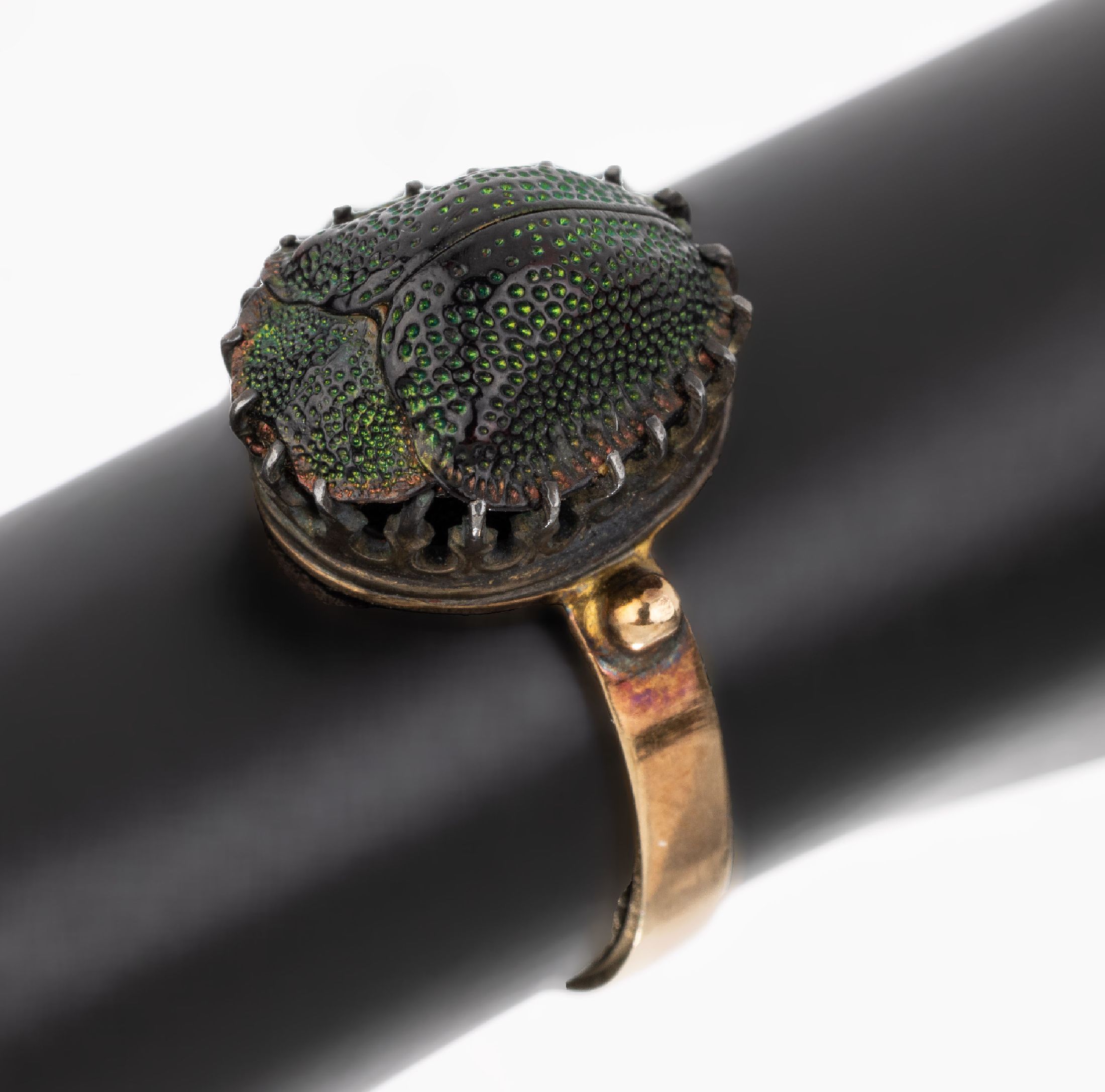 14 kt Gold Skarabäus-Ring, GG 585/000, Ringkopf mit einem grünlich schimmernden echten Käfer, RW 57, ca. 2.8 g