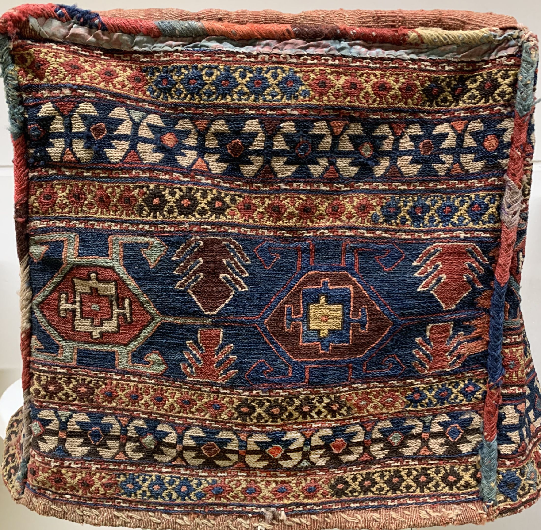 Detail a: Komplette Mafrash, Persien, um 1900, Wolle auf Wolle, 90 x 43 x 40 cm, EHZ: 2, kleines Loch