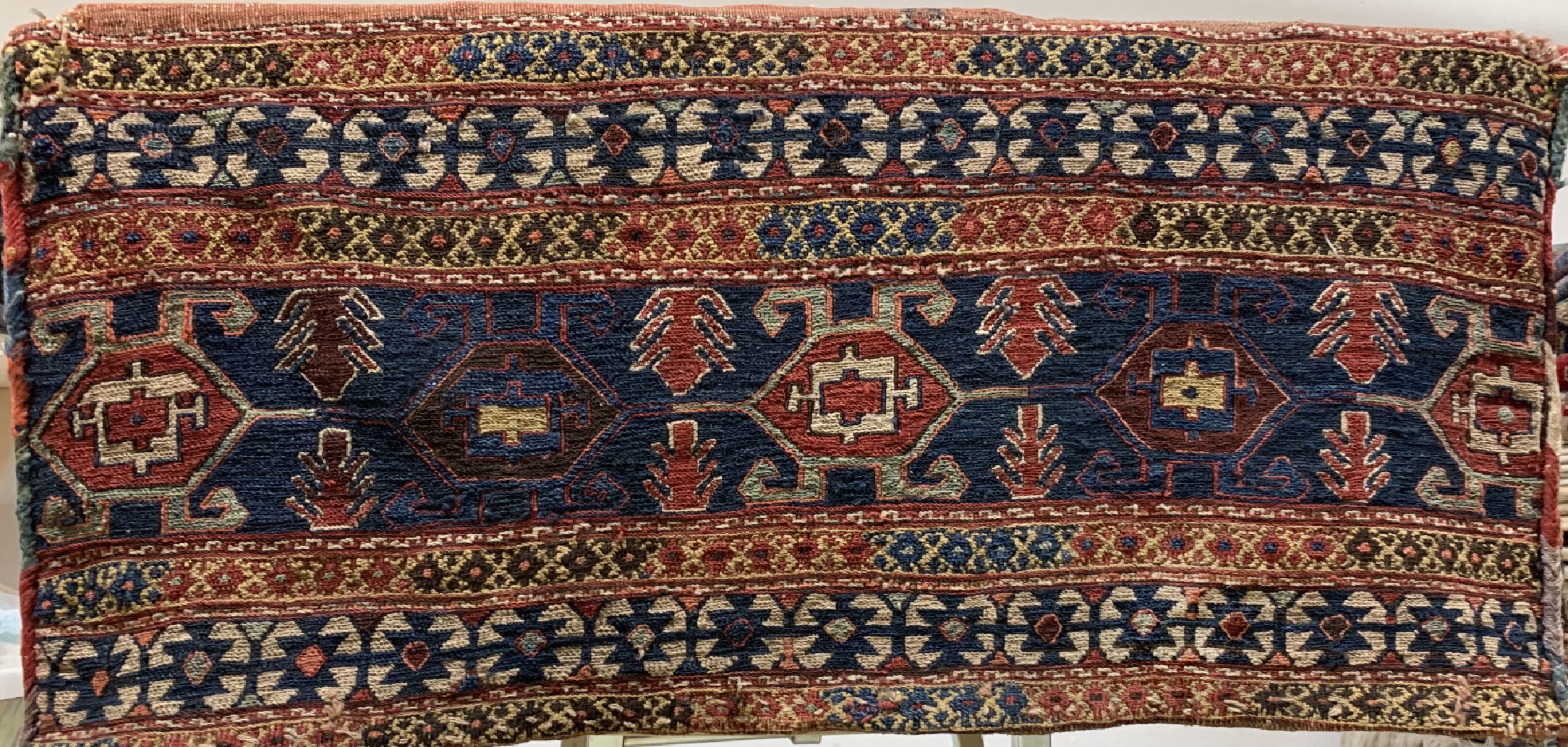 Detail b: Komplette Mafrash, Persien, um 1900, Wolle auf Wolle, 90 x 43 x 40 cm, EHZ: 2, kleines Loch