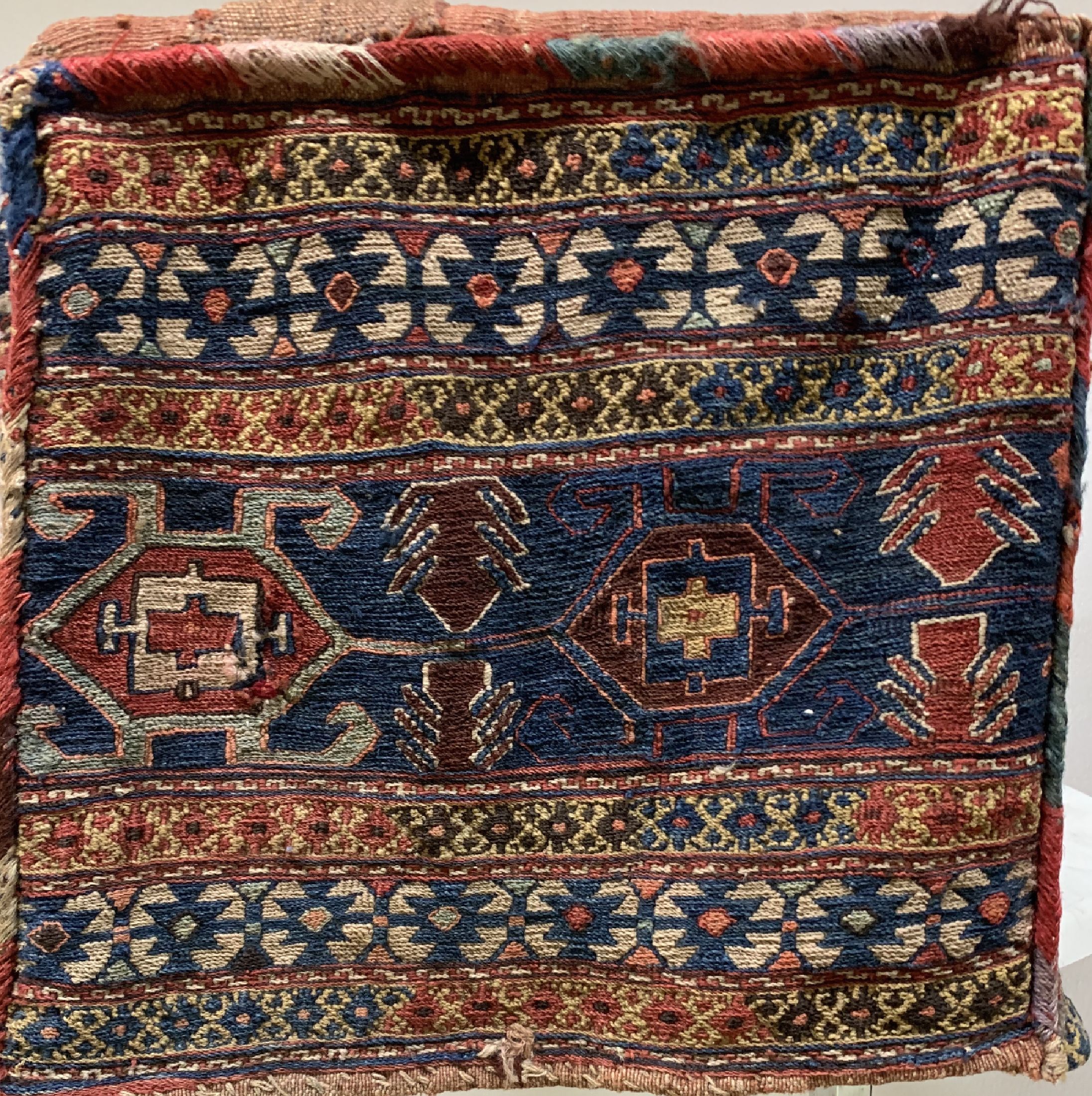 Detail c: Komplette Mafrash, Persien, um 1900, Wolle auf Wolle, 90 x 43 x 40 cm, EHZ: 2, kleines Loch