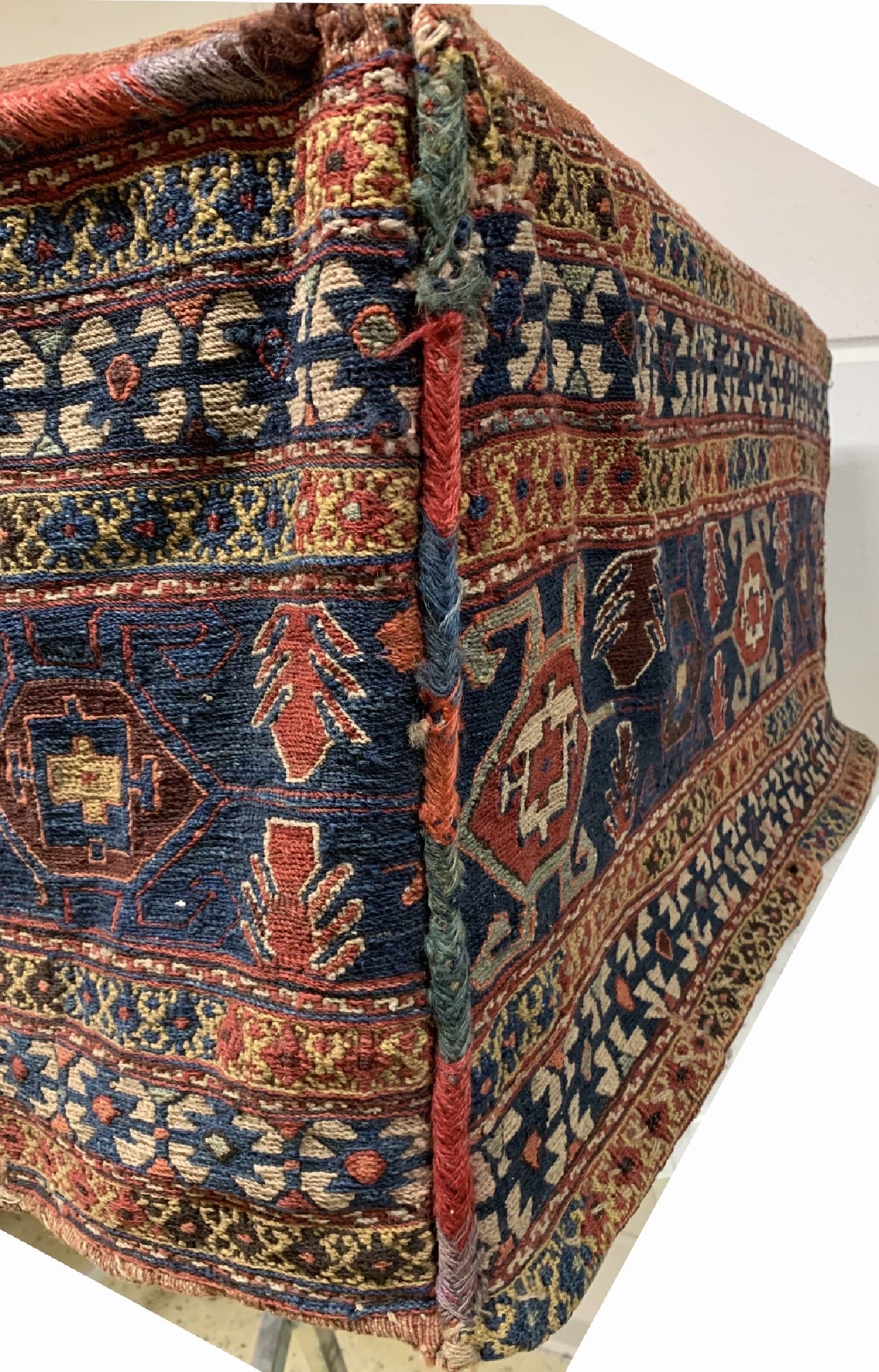 Detail e: Komplette Mafrash, Persien, um 1900, Wolle auf Wolle, 90 x 43 x 40 cm, EHZ: 2, kleines Loch