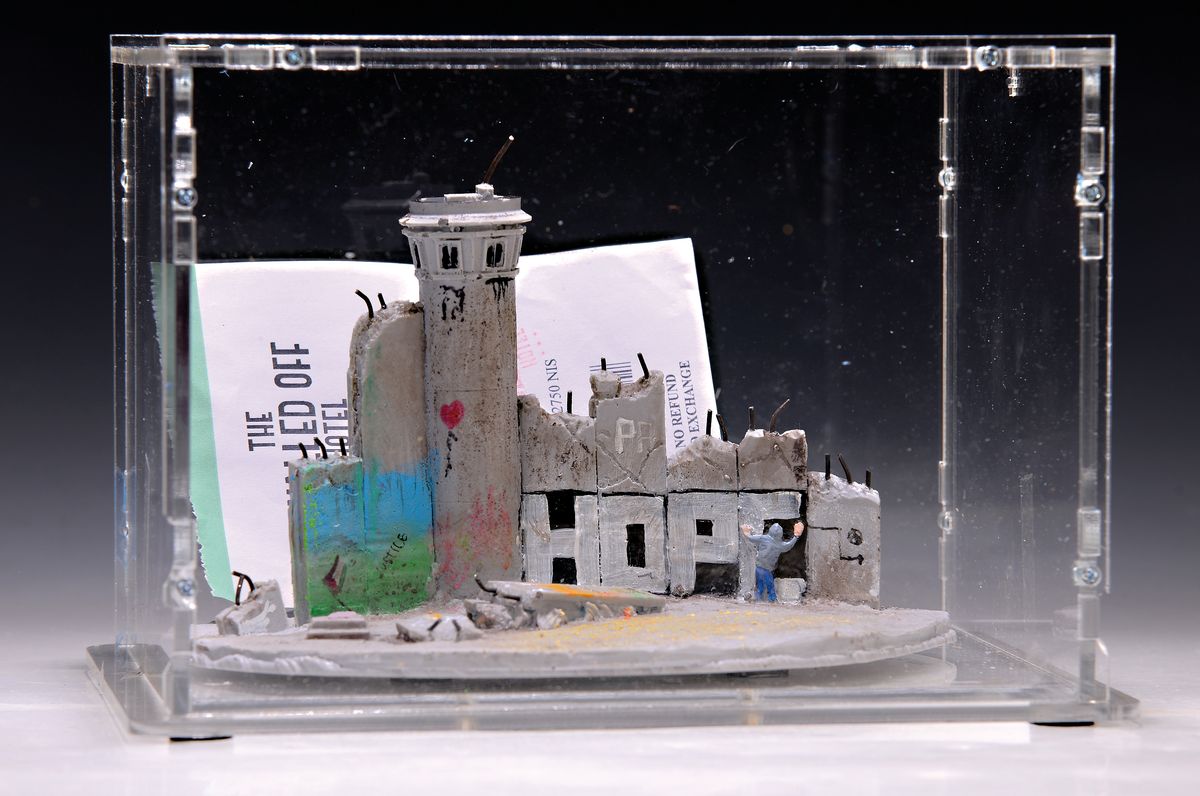 Detail k: Banksy, Walled off Hotel Jerusalem, Betonskulptur, partiell bemalt, Schriftzug Hope, mit orig. Rechnung, ca. 12x17x11cm, in Plexiglasbox, am Boden ...