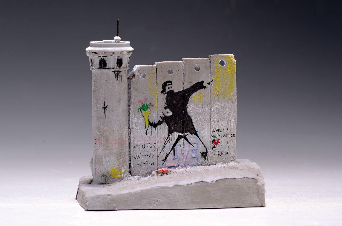 Detail k: Banksy, Walled off Hotel Jerusalem, Betonskulptur, partiell bemalt/besprüht, ca. 11x13x8.5cm, mit orig. Rechnung, am Boden: 2227 4D