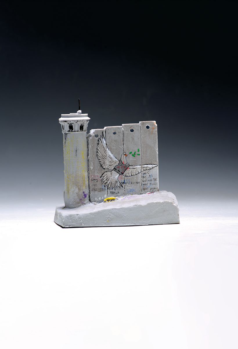 Banksy, Walled off Hotel Jerusalem, Betonskulptur, patiell bemalt/besprüht mit Friedenstaube, 12x13x8cm, mit orig. Rechnung, am Boden: 2229 4D