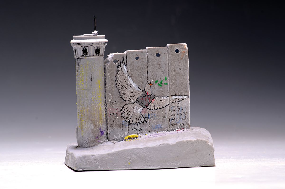 Detail k: Banksy, Walled off Hotel Jerusalem, Betonskulptur, patiell bemalt/besprüht mit Friedenstaube, 12x13x8cm, mit orig. Rechnung, am Boden: 2229 4D