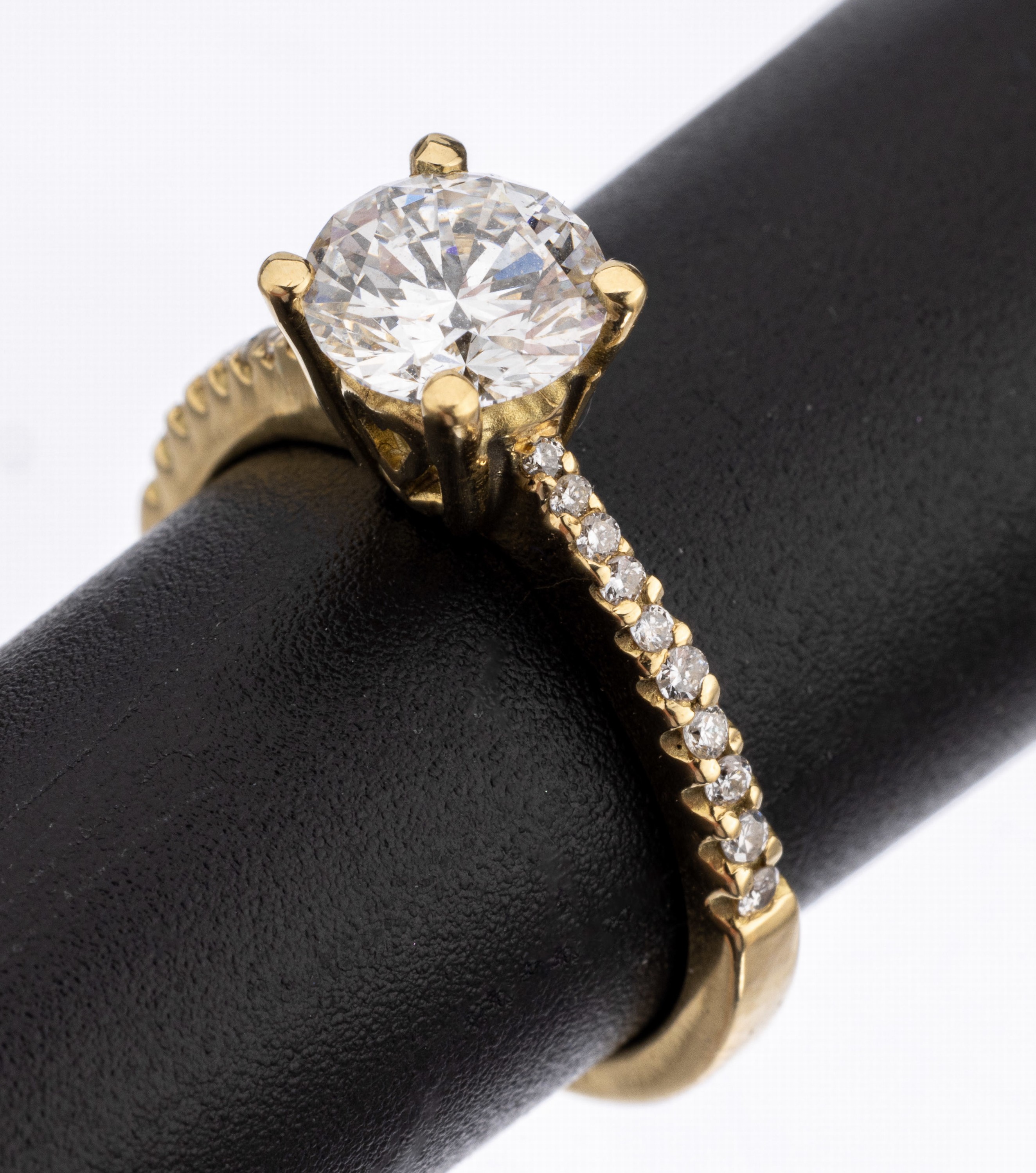 18 kt Gold Brillant-Ring, GG 750/000, Brillant Solitär 1.02 ct hochfeines Weiß (D)/lupenrein (DPL-Expertise 01/24), Ringschultern mit 20 ...