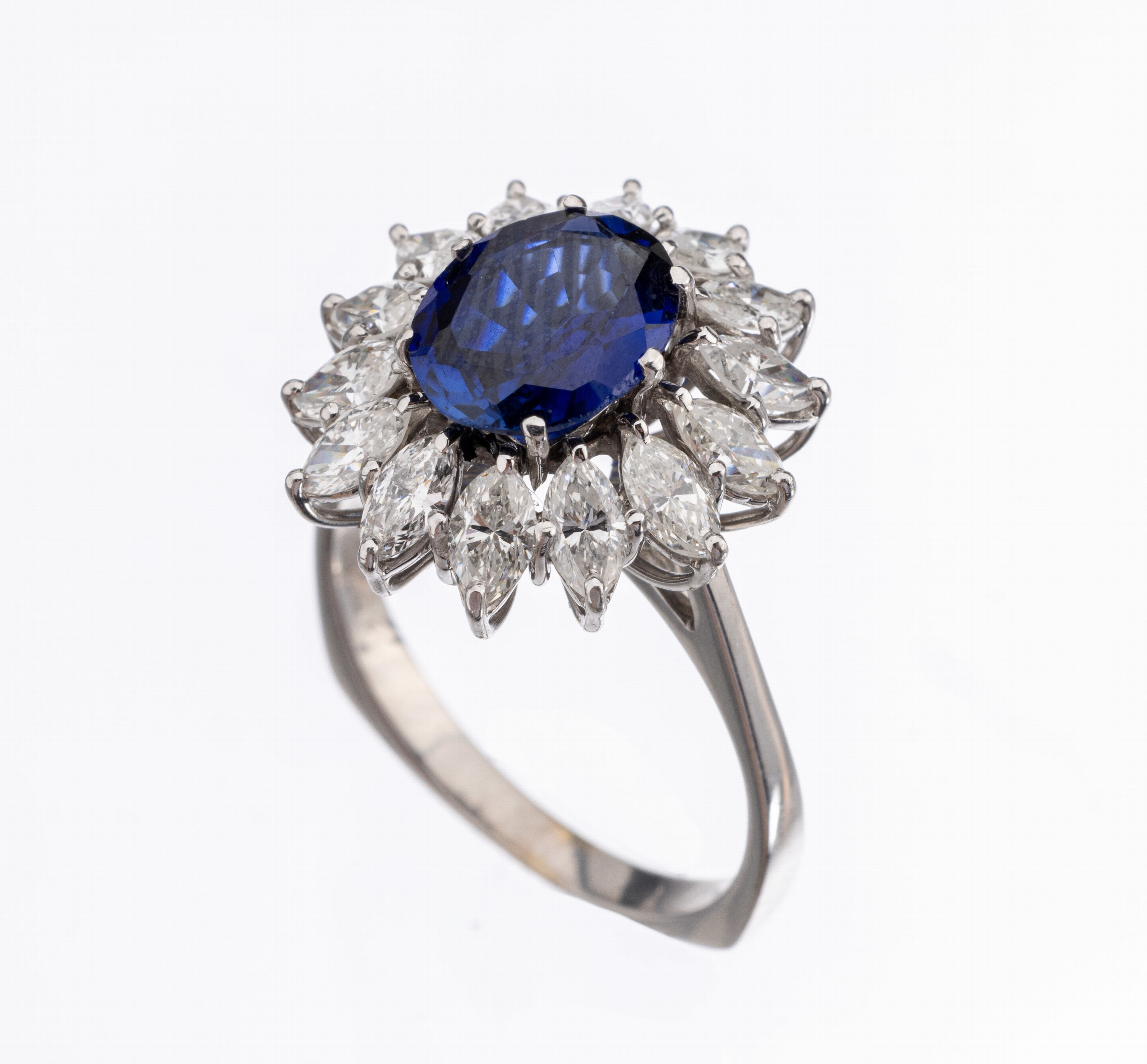 14 kt Gold Diamant-Saphir-Ring, WG 585/000,ovalfacett. Saphir ca. 1.88 ct, 14 Diamant- Navettes zus. ca. 1.20 ct Weiß/si, ca. 4.3 g, RW 54