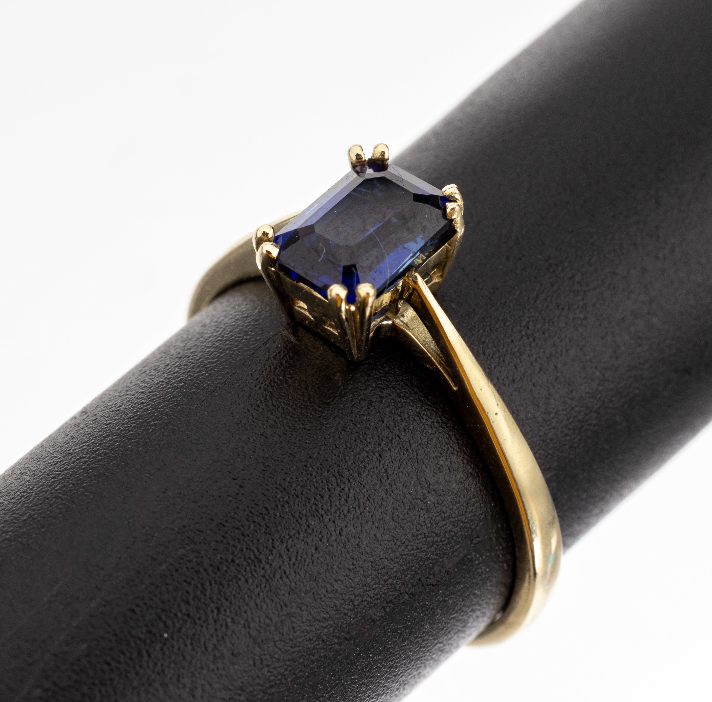 14 kt Gold Saphir-Ring, GG 585/000, Saphir-Rechteck (beh.) ca. 1.44 ct, ca. 2.6 g,RW 57