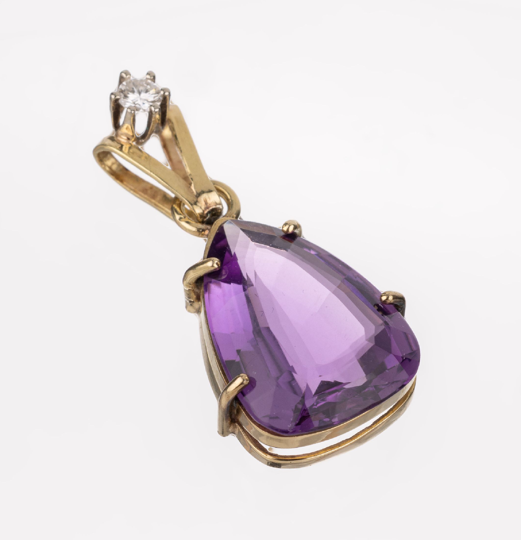 14 kt Gold Amethyst-Brillant-Anhänger, GG 585/000, facett. Amethyst-Tropfen ca. 10.0 ct, 1 Brillant ca. 0.12 ct Weiß/si, L. ca. 3 cm