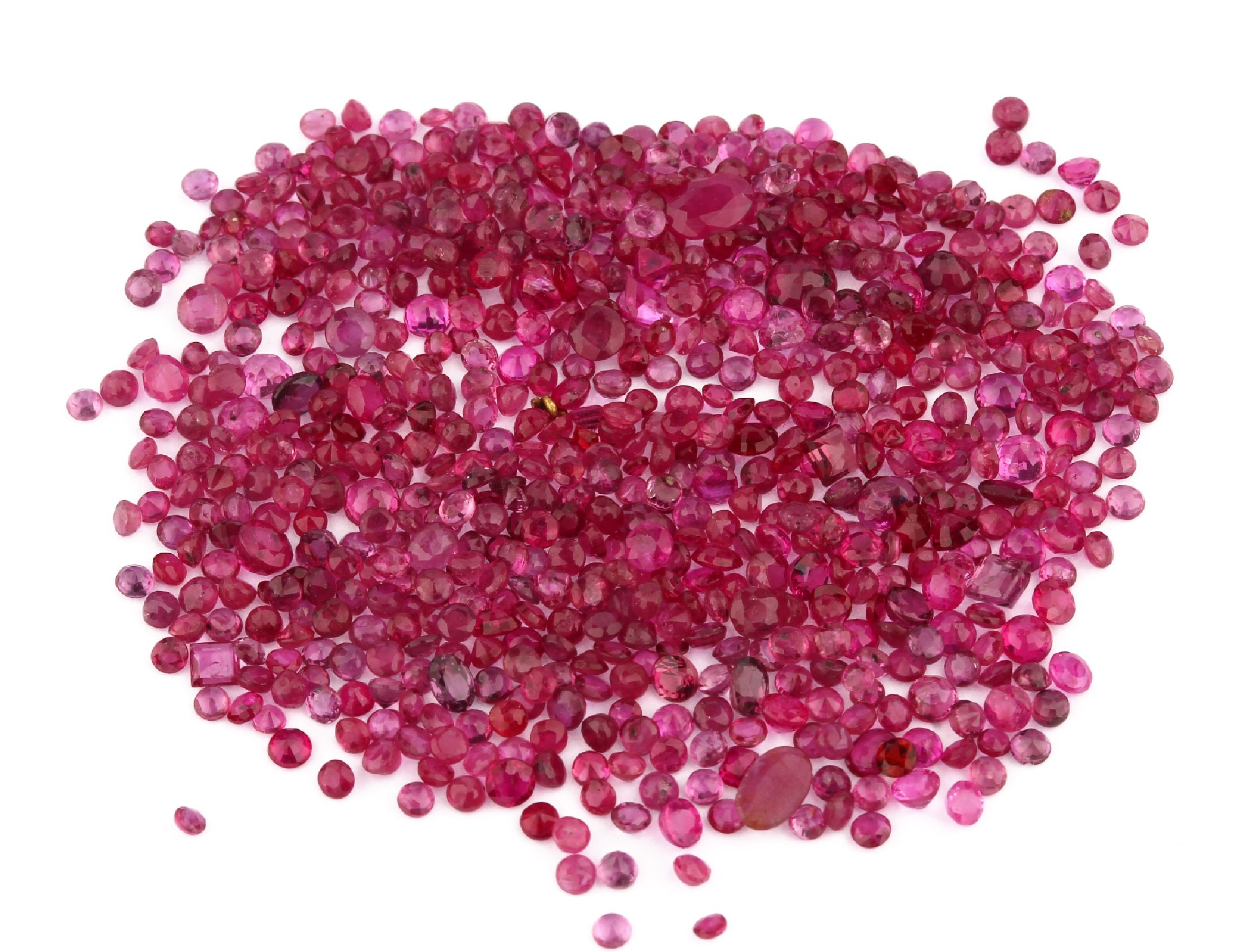 Lot lose rundfacett. Rubine zus. ca. 33.00 ct, versch. Größen und Qualitäten, Ausfassware
