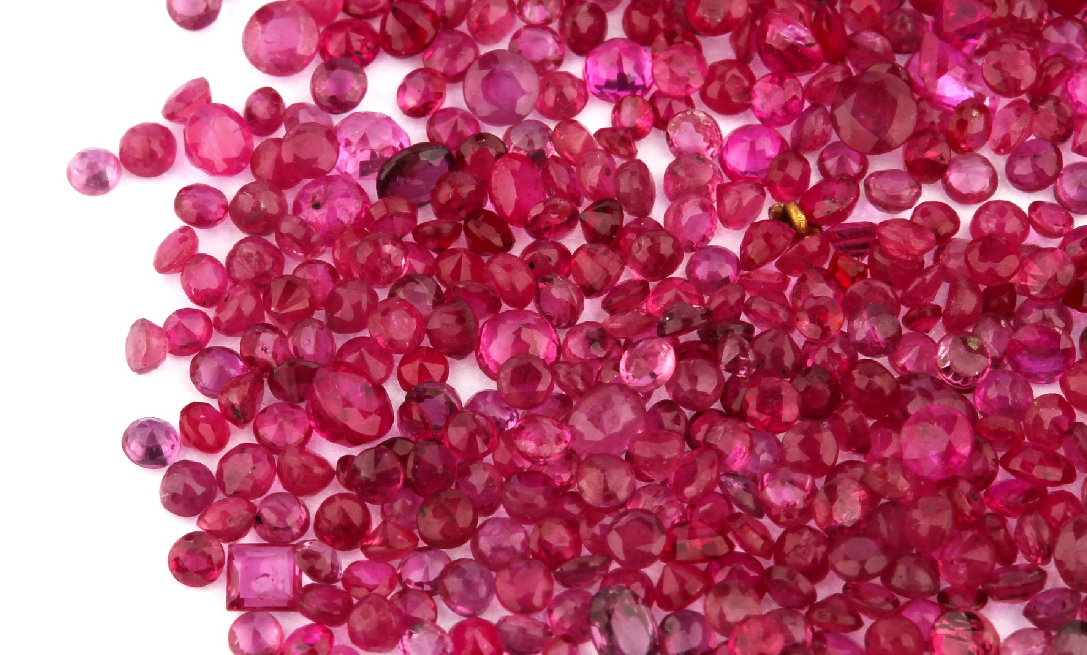 Detail a: Lot lose rundfacett. Rubine zus. ca. 33.00 ct, versch. Größen und Qualitäten, Ausfassware