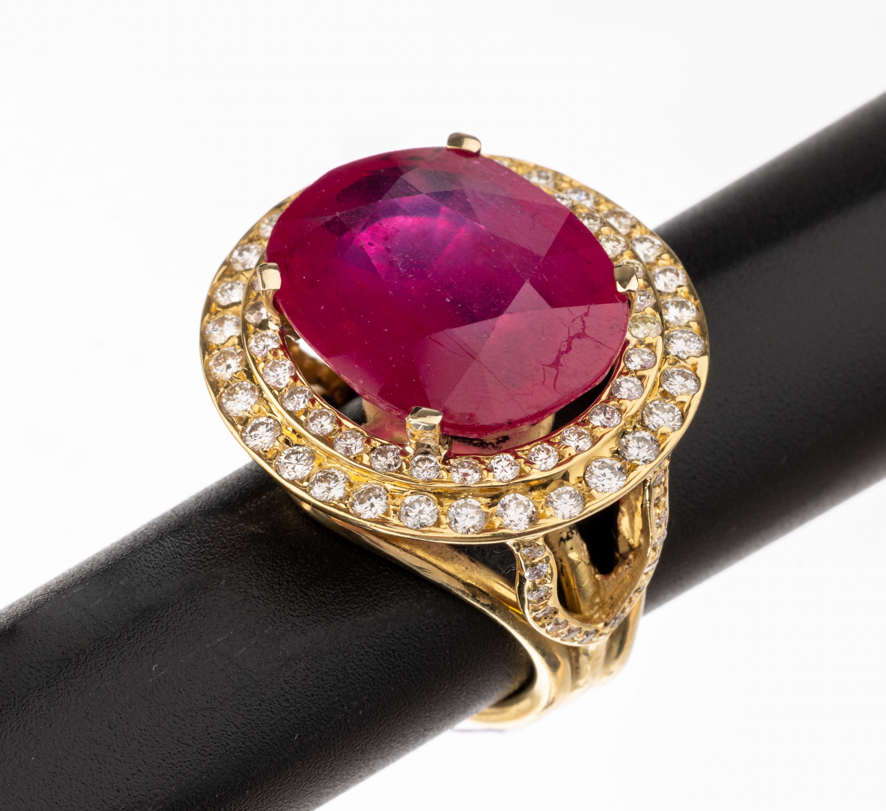 18 kt Gold Rubin-Brillant-Ring, GG 750/000,mittig ovalfacett. Rubin ca. 23.26 ct (farb- und reinheitsbeh.), umgeben von Brillanten zus. ca. 1.50 ct, ...
