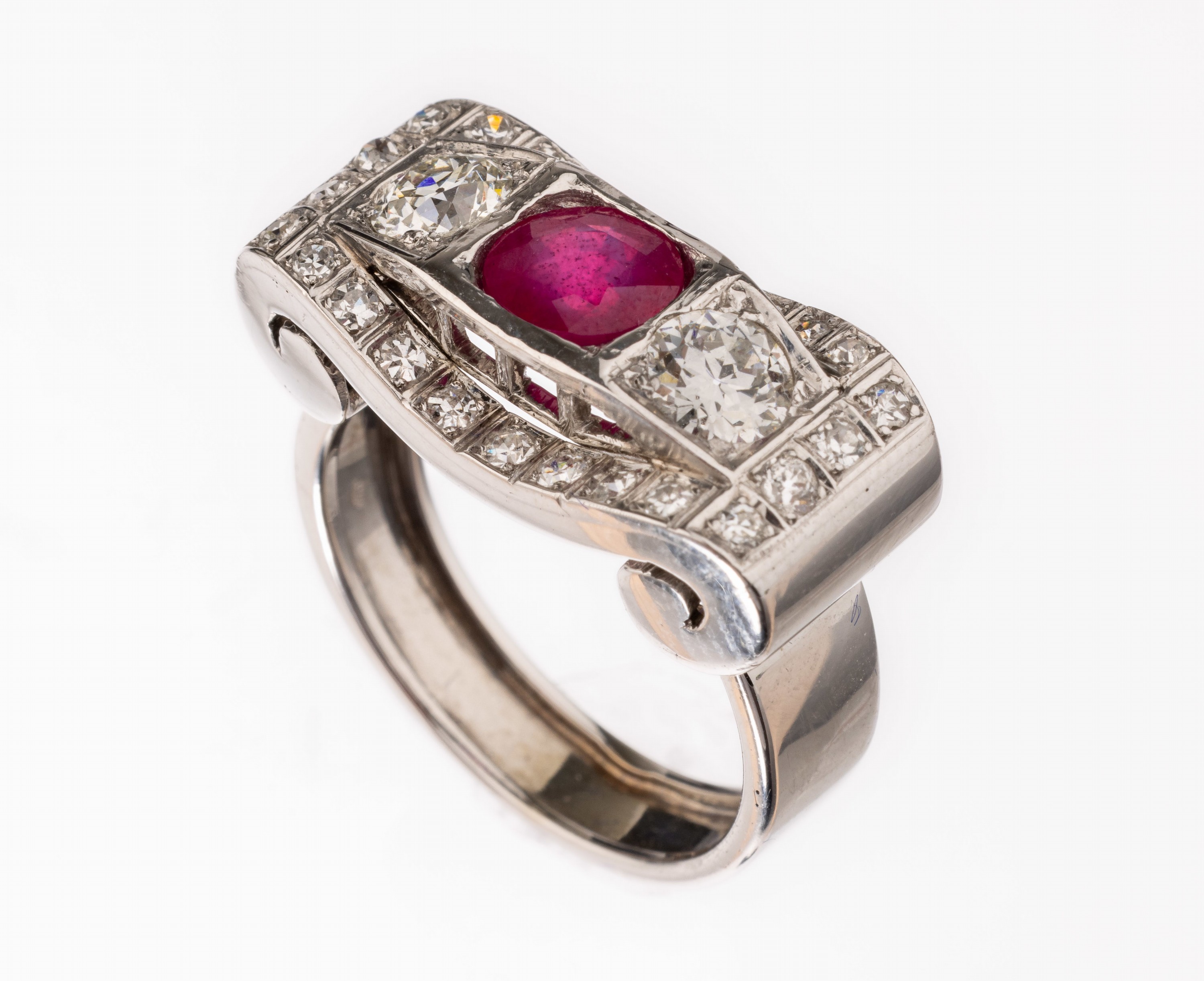 14 kt Gold Rubin-Diamant-Ring, WG 585/000, 1 rundfacett. Rubin (beh.) ca. 1.61 ct, 2 Altschliffdiamanten, 24 Brillanten und 8/8- Diamanten zus. ca. ...
