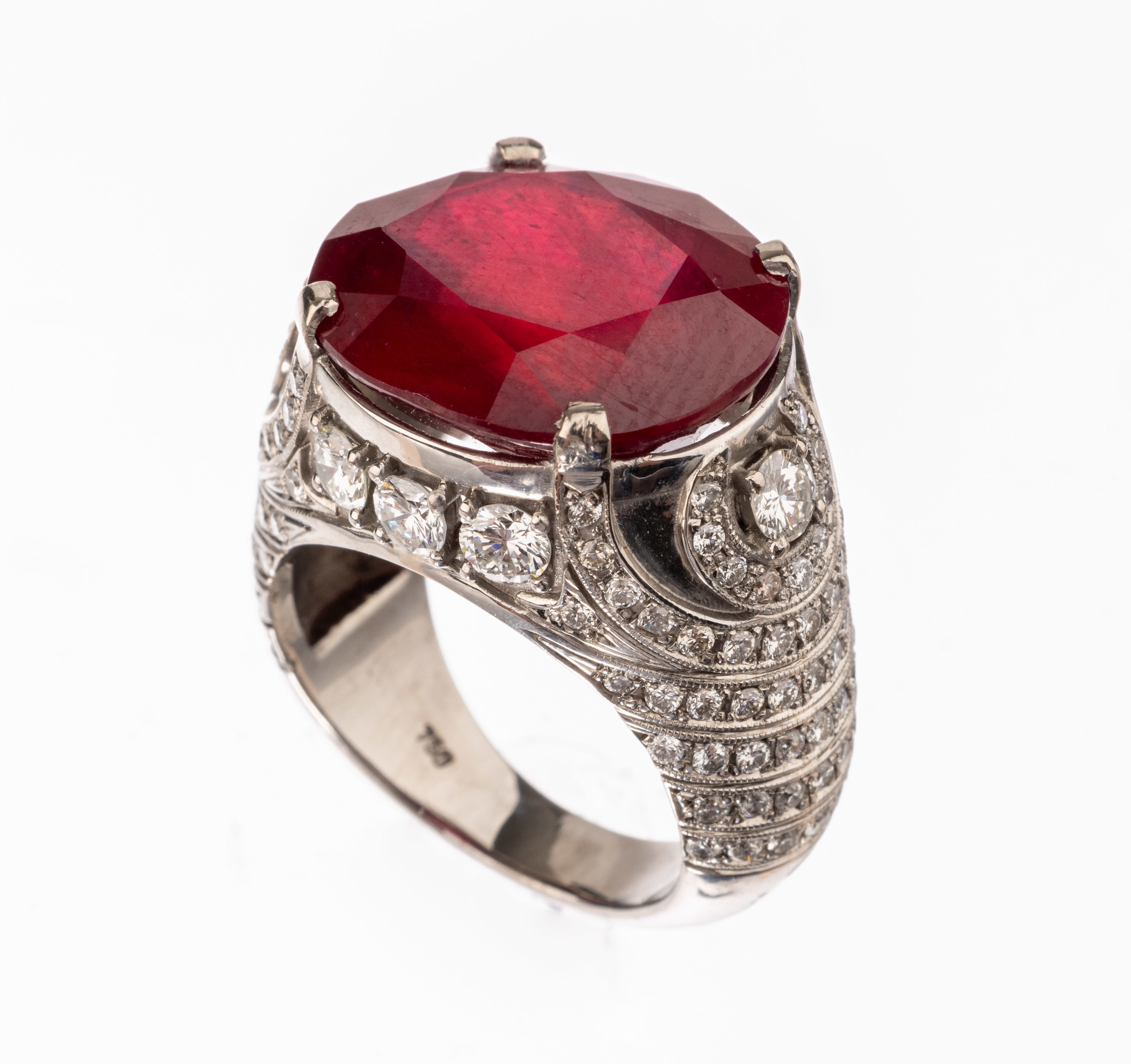 18 kt Gold Rubin-Brillant-Ring, WG 750/000, mittig facett. Rubin ca. 21.1 ct (farb- und reinheitsbeh.), Brillanten zus. ca.2.50 ct ...