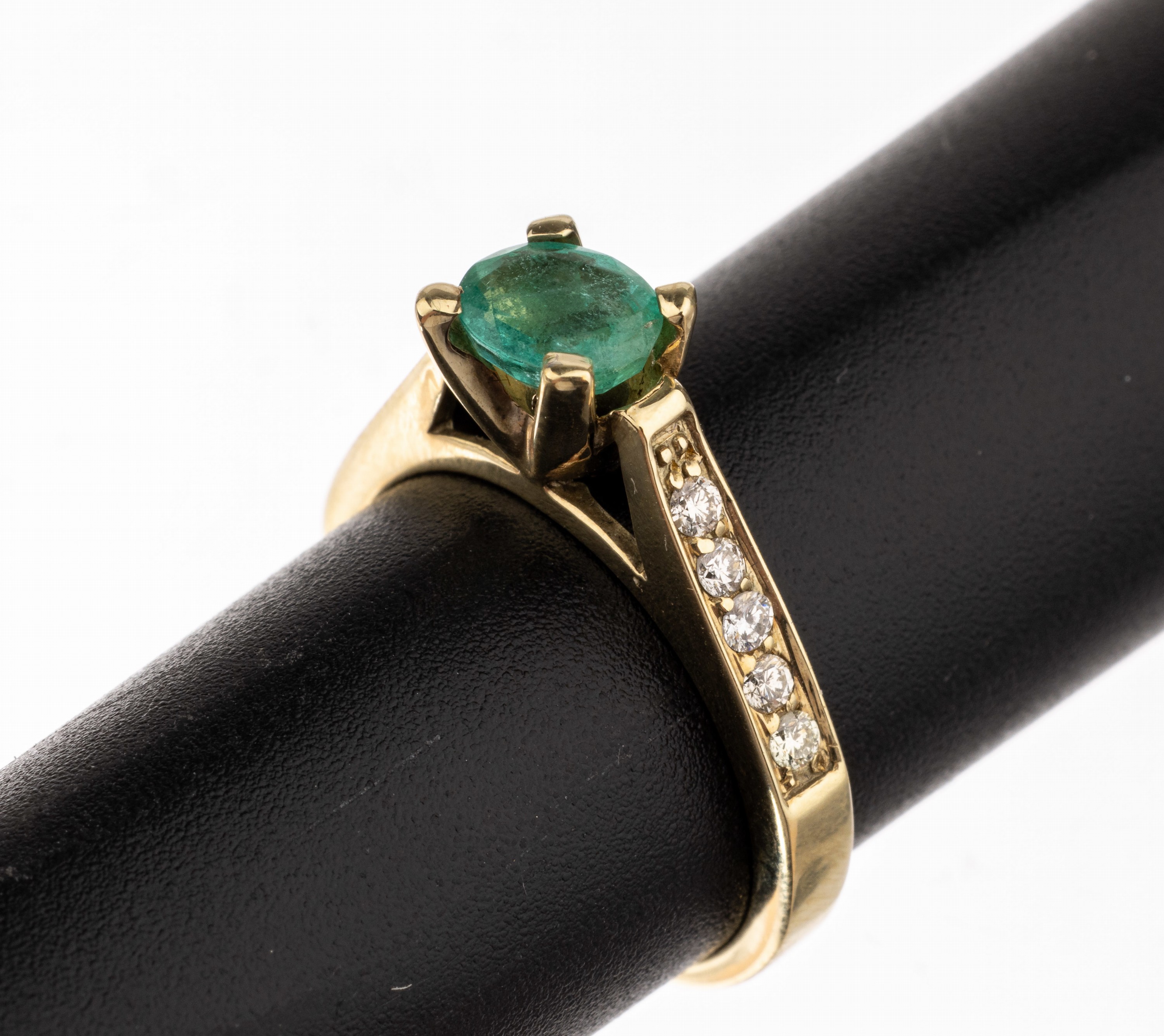 14 kt Gold Smaragd-Brillant-Ring, GG 585/000, ovalfacett. Smaragd ca. 0.65 ct, 10 Brillanten zus. ca. 0.20 ct Weiss/si, ca. 3.4 g, RW 52