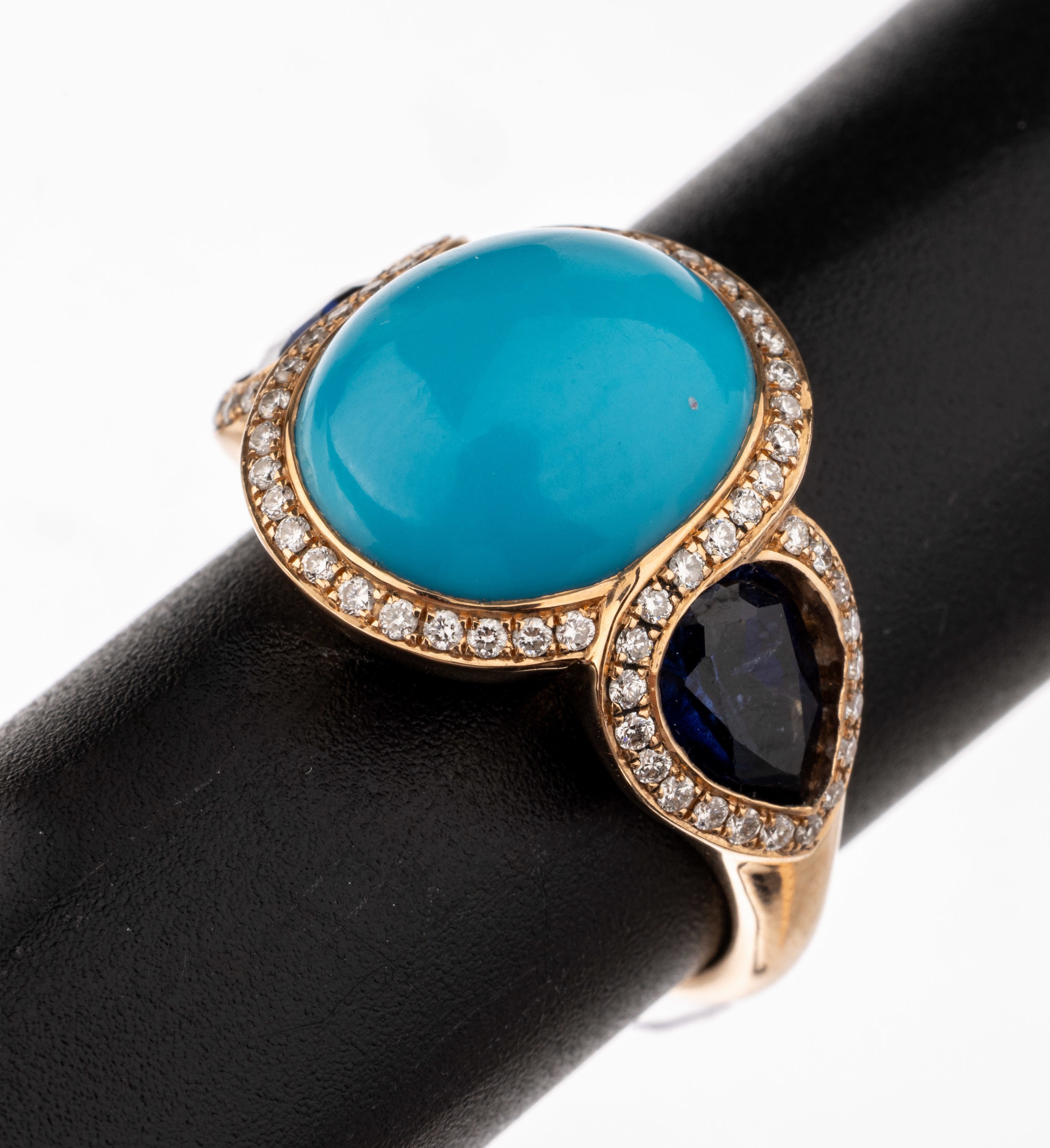 18 kt Gold Türkis-Saphir-Brillant-Ring, RG 750/000, mittig Türkis-Cabochon ca. 6.00 ct, 2facett. Saphirtropfen zus. ca. 4.00 ct, Brillanten zus. ...