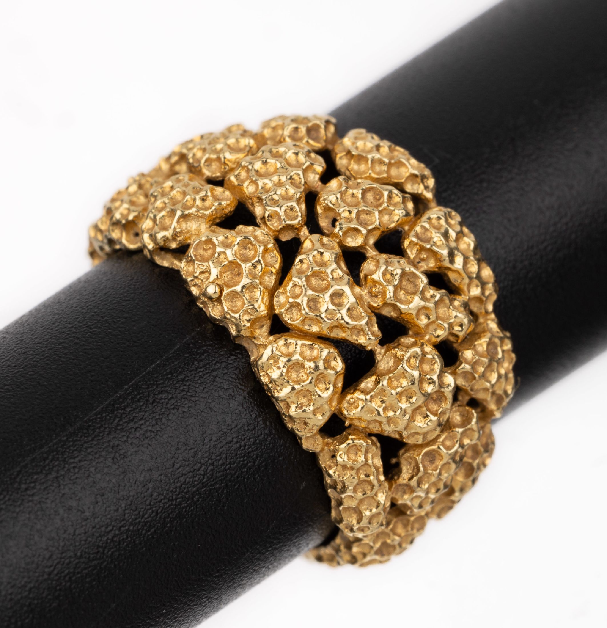18 kt Gold Ring, GG 750/000, Ringkopf durchbrochen und strukturiert, RW 52, ca. 6.1 g