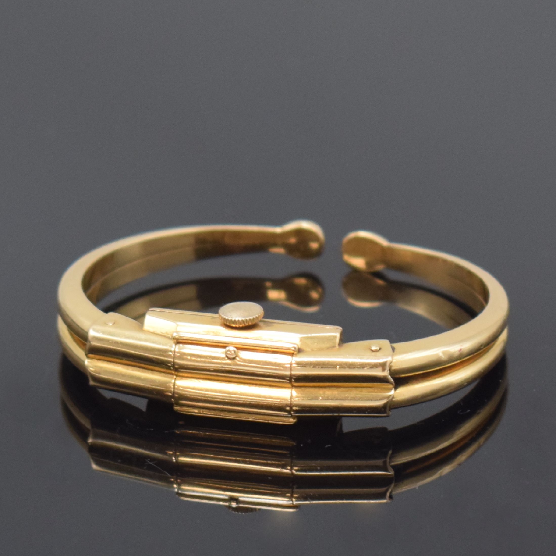 Detail b: INVICTA Damenspangenuhr in GG 750/000, Schweiz um 1940, Handaufzug, Boden aufgedr., silb. Zifferbl. pat./fl., gold. Ind. u. arab. Zahlen, gold. ...