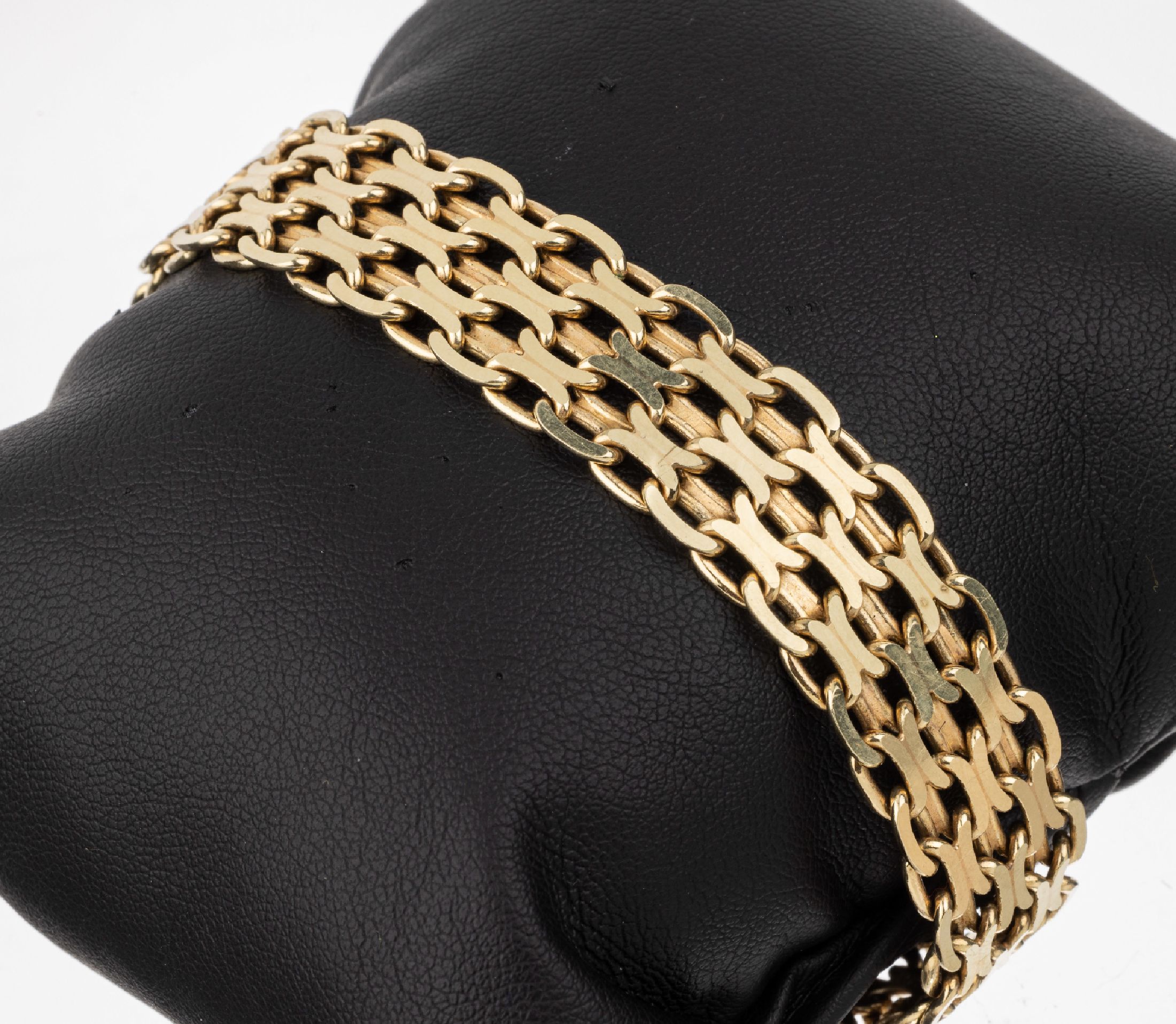 14 kt Gold Armband, GG 585/000, Glieder geschwungen, B. ca. 1.5 cm, L. ca. 19 cm, Kastenschloss mit Sicherheitsacht, ca. 38.9 g