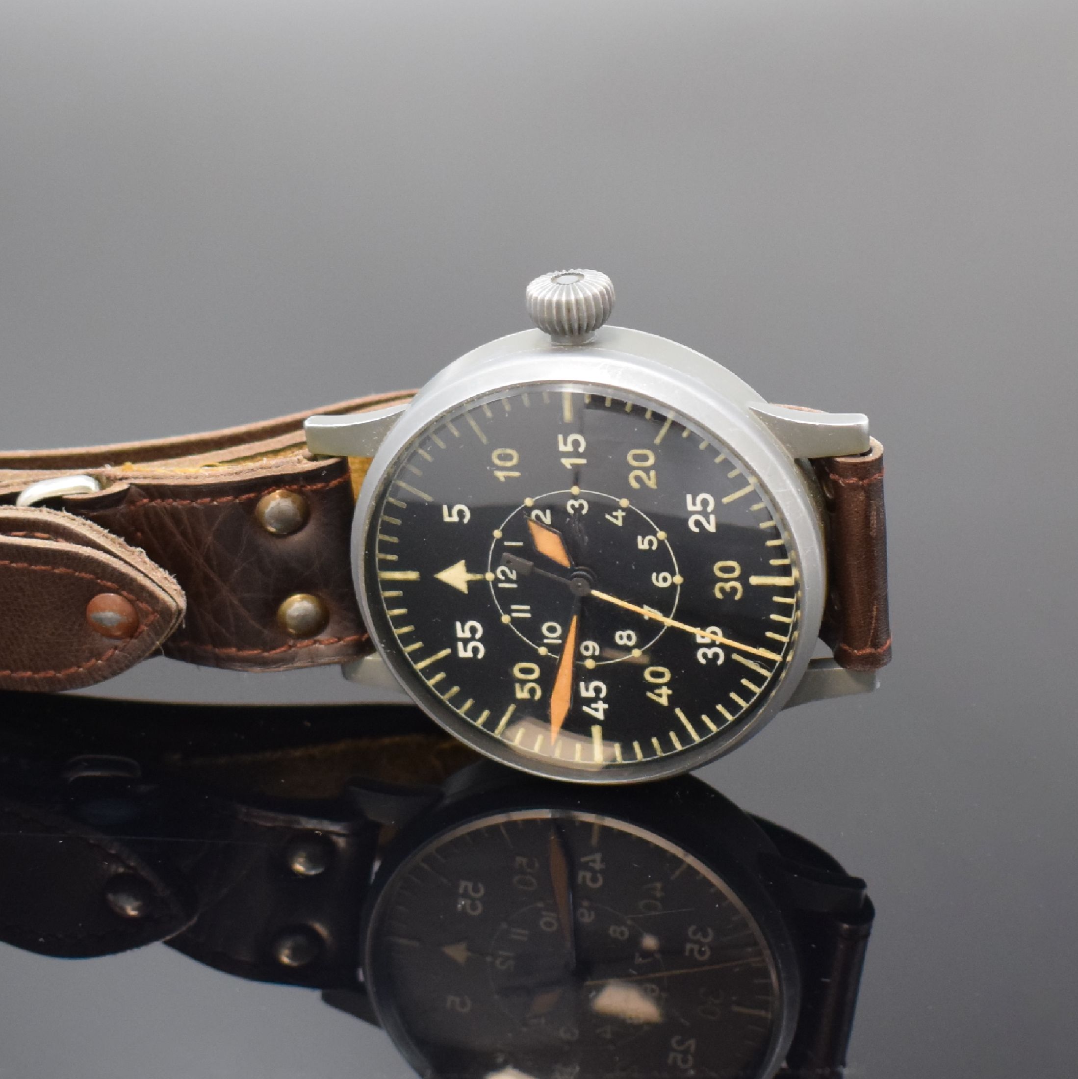 LACO Fliegeruhr FL23883 der deutschen Luftwaffe, Deutschland um 1940, Handaufzug, grau lack. Metallgeh. an Lederband, aufgedr. Boden m. Werk-Nr., ...