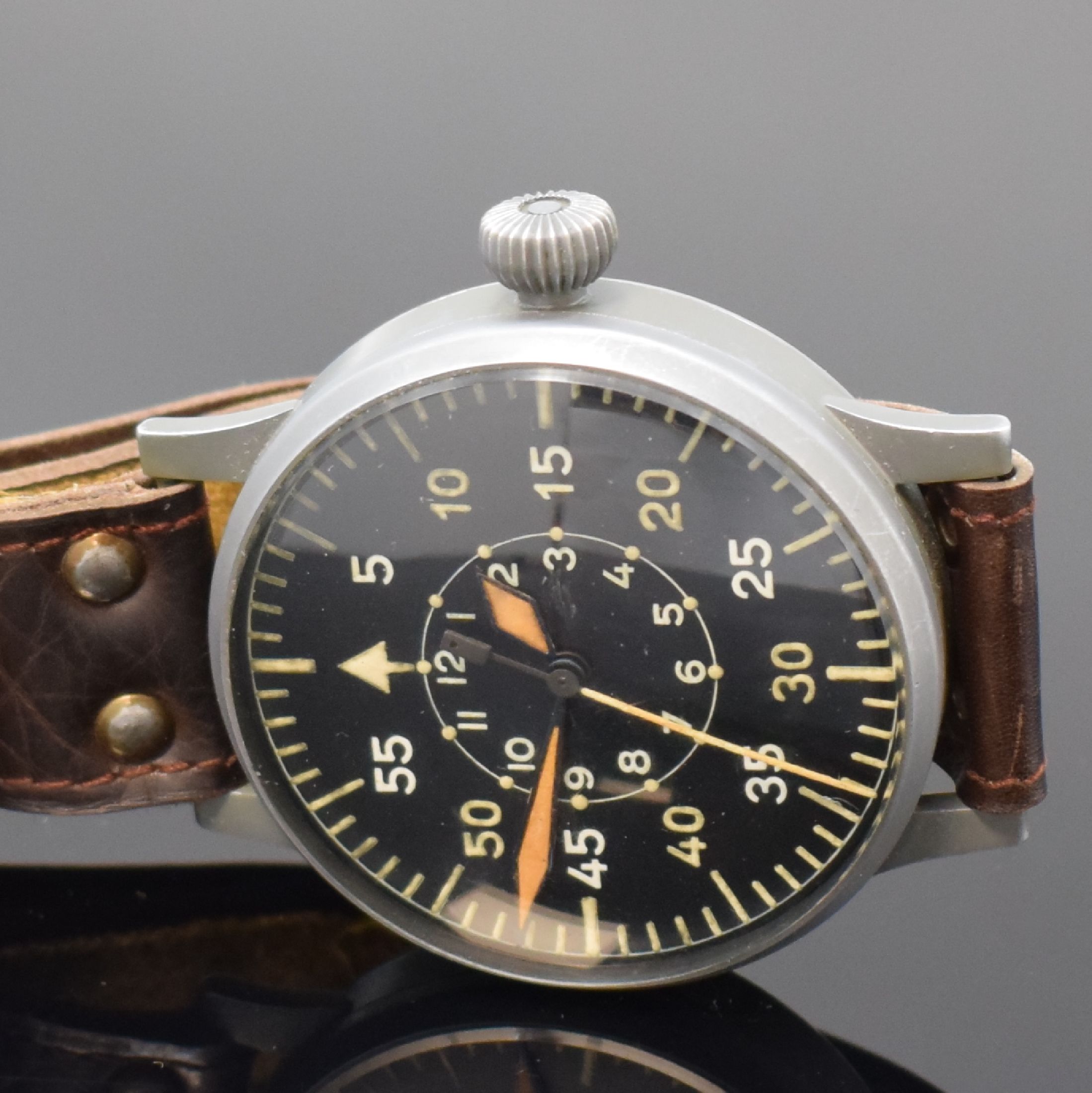 Detail a: LACO Fliegeruhr FL23883 der deutschen Luftwaffe, Deutschland um 1940, Handaufzug, grau lack. Metallgeh. an Lederband, aufgedr. Boden m. Werk-Nr., ...