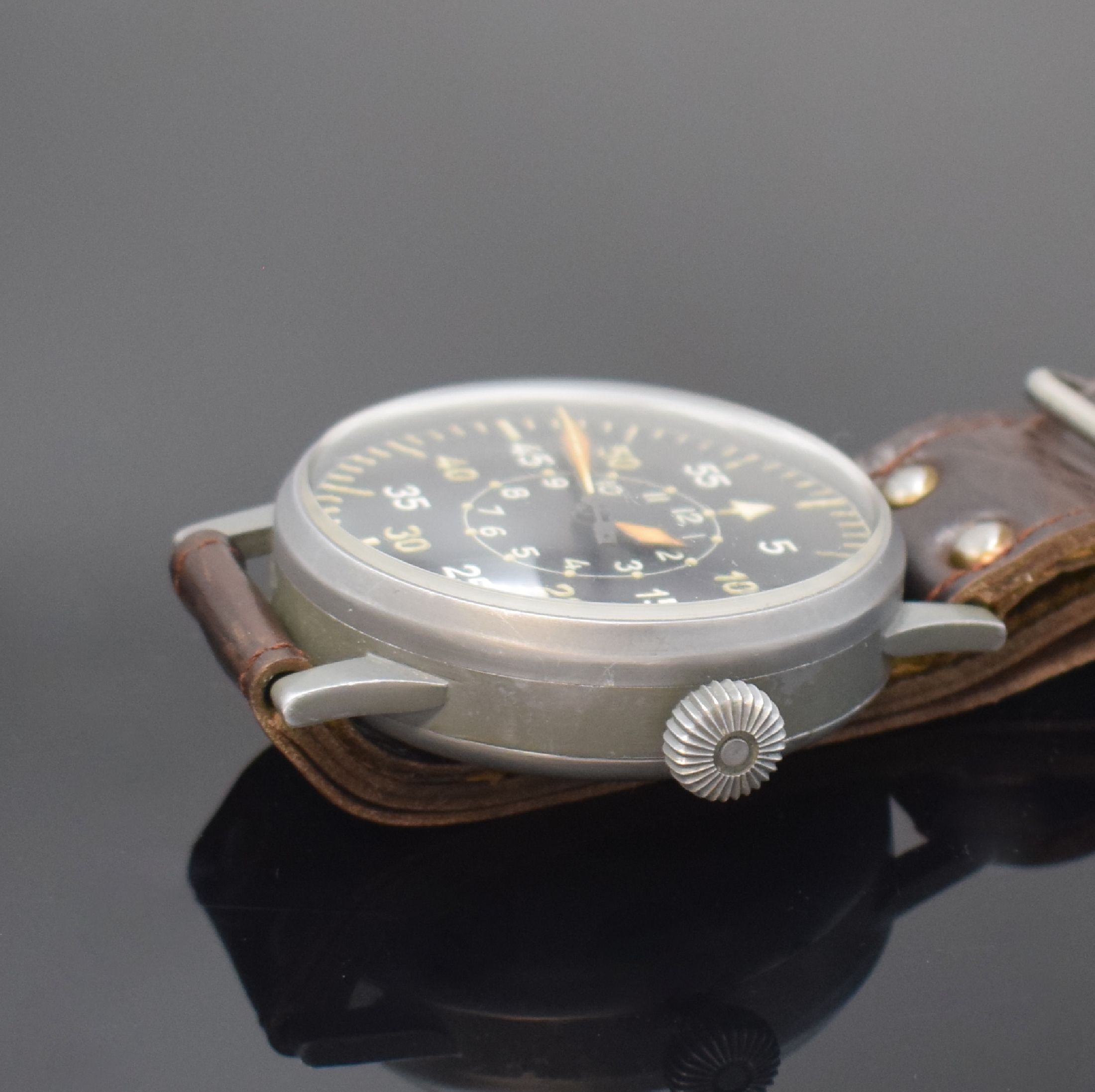 Detail b: LACO Fliegeruhr FL23883 der deutschen Luftwaffe, Deutschland um 1940, Handaufzug, grau lack. Metallgeh. an Lederband, aufgedr. Boden m. Werk-Nr., ...