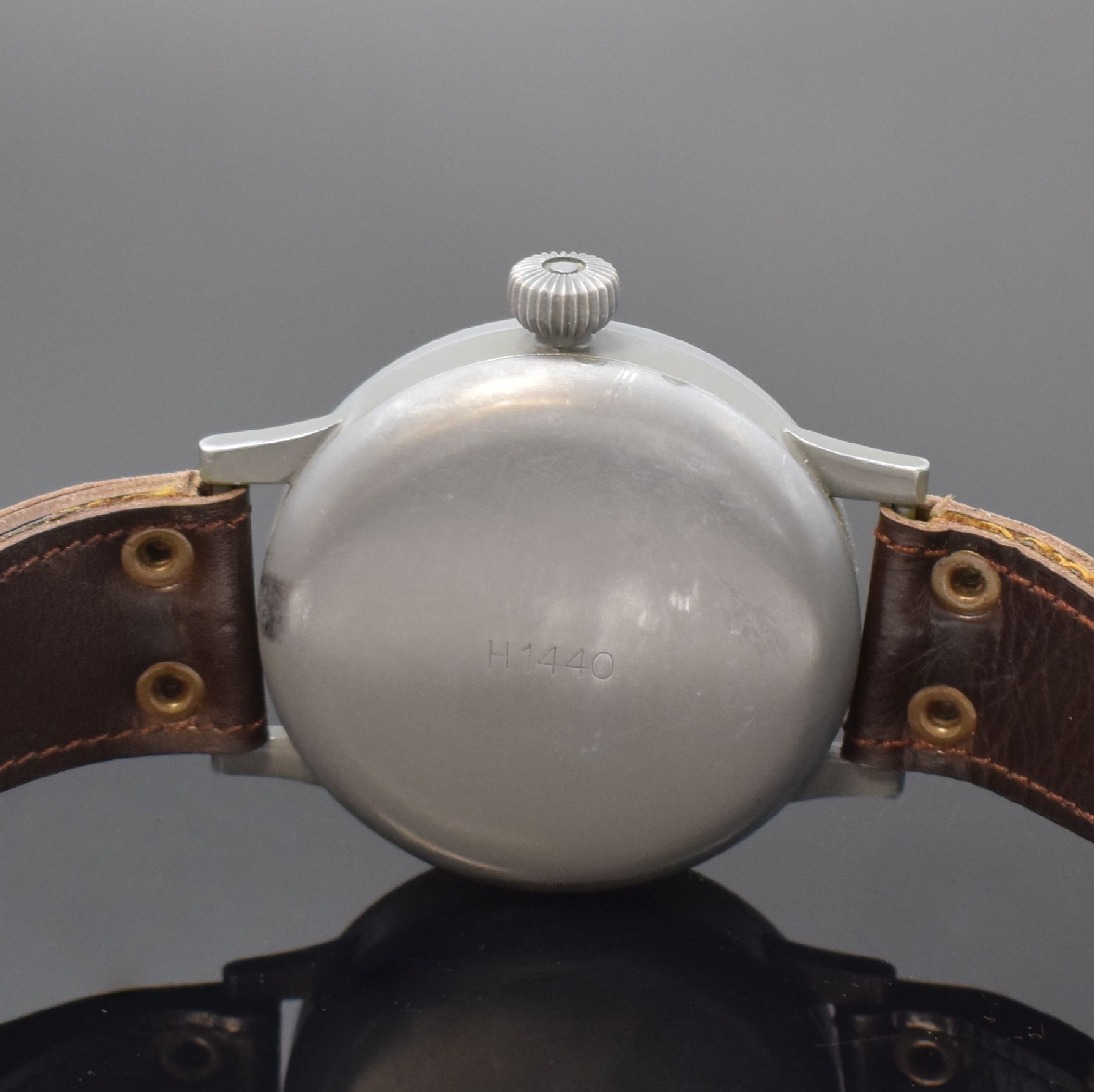 Detail d: LACO Fliegeruhr FL23883 der deutschen Luftwaffe, Deutschland um 1940, Handaufzug, grau lack. Metallgeh. an Lederband, aufgedr. Boden m. Werk-Nr., ...