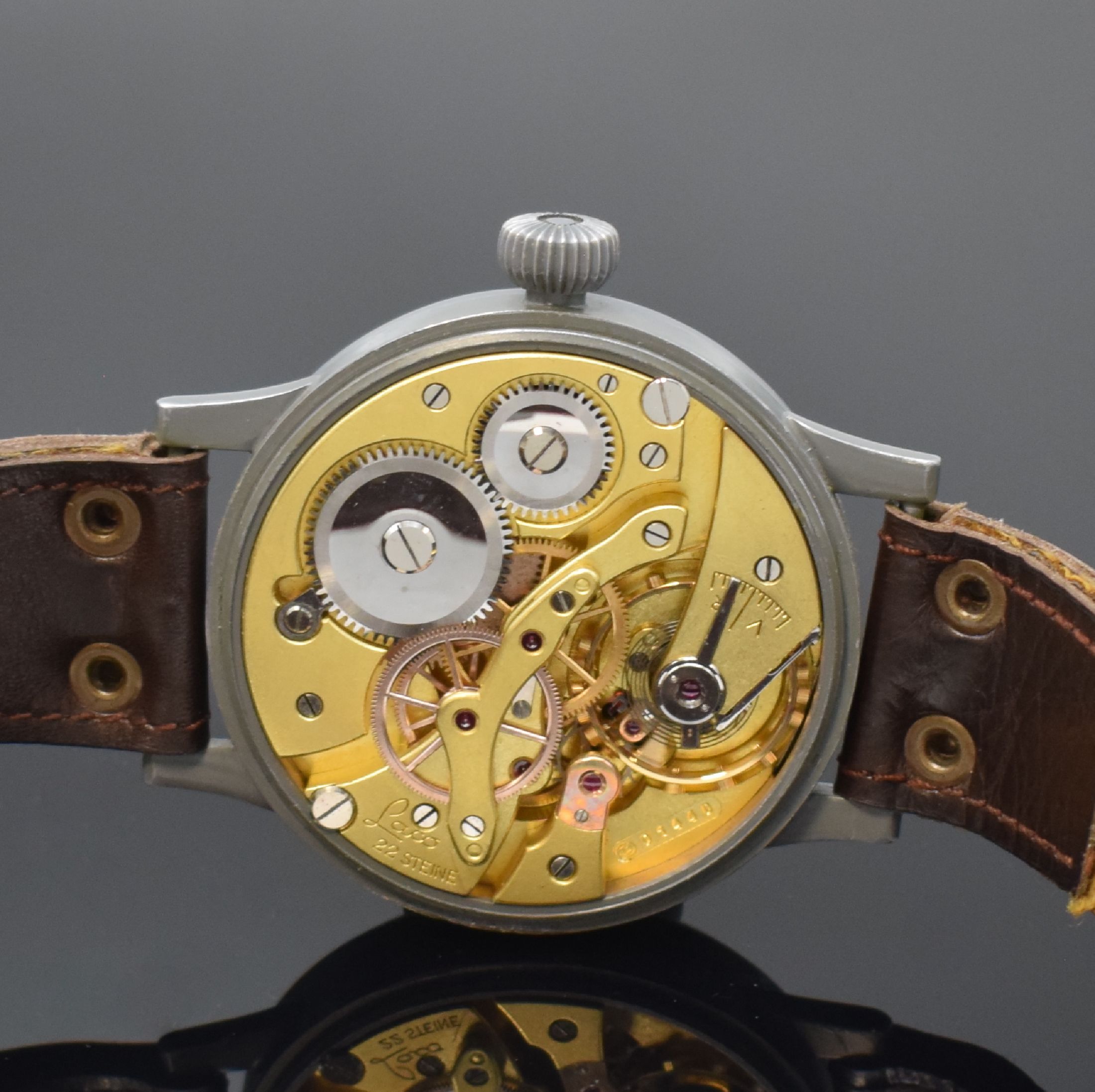 Detail e: LACO Fliegeruhr FL23883 der deutschen Luftwaffe, Deutschland um 1940, Handaufzug, grau lack. Metallgeh. an Lederband, aufgedr. Boden m. Werk-Nr., ...