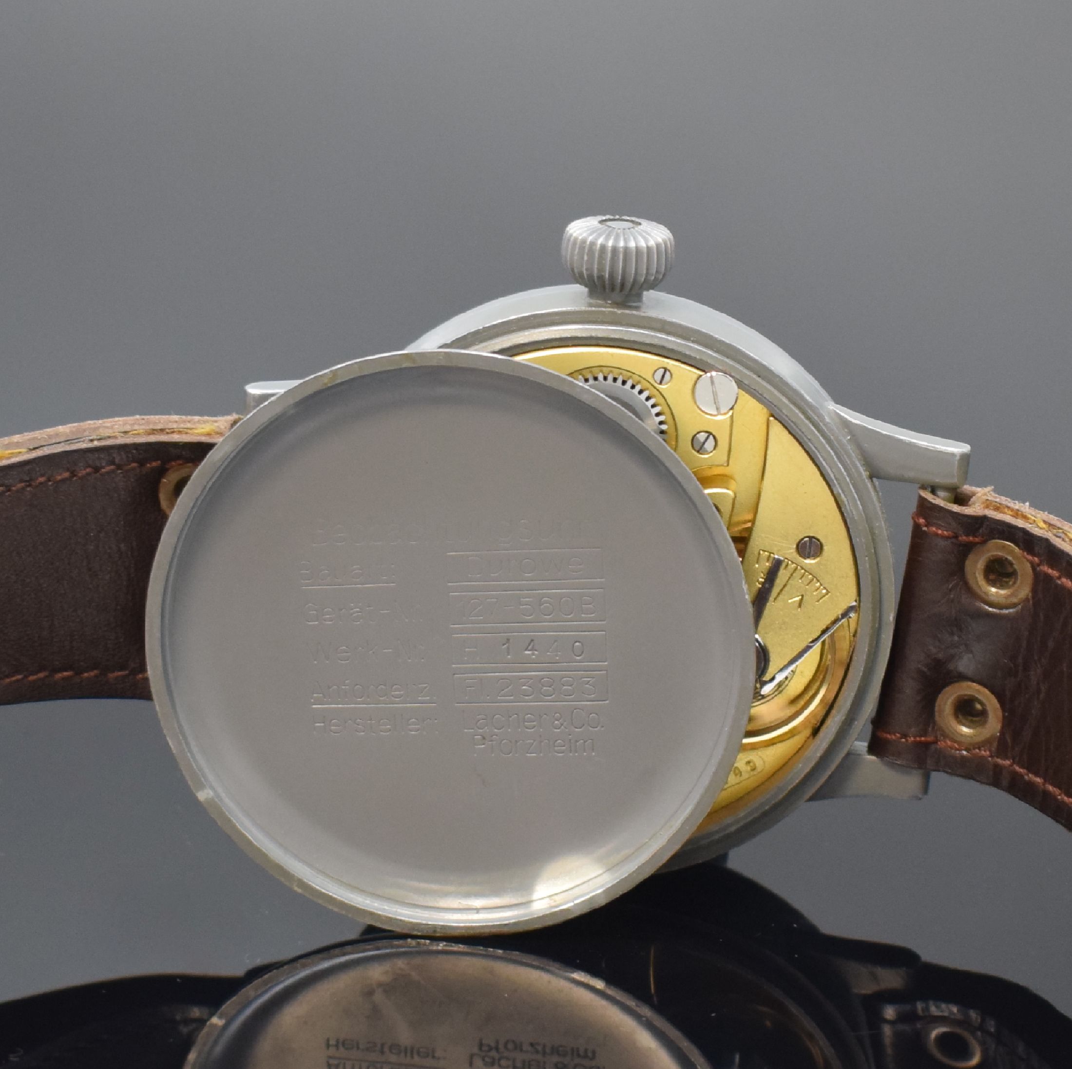 Detail f: LACO Fliegeruhr FL23883 der deutschen Luftwaffe, Deutschland um 1940, Handaufzug, grau lack. Metallgeh. an Lederband, aufgedr. Boden m. Werk-Nr., ...