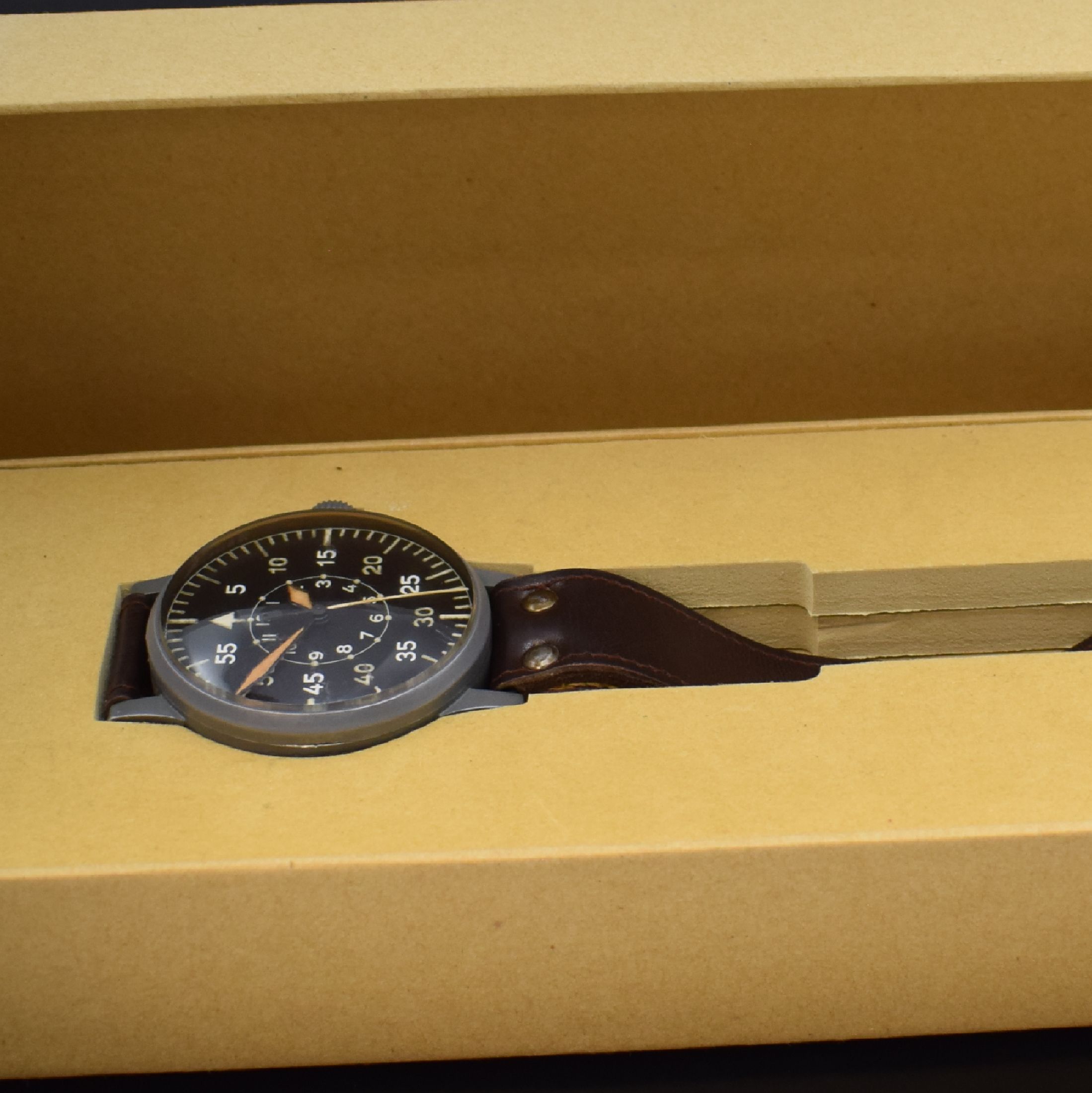Detail g: LACO Fliegeruhr FL23883 der deutschen Luftwaffe, Deutschland um 1940, Handaufzug, grau lack. Metallgeh. an Lederband, aufgedr. Boden m. Werk-Nr., ...