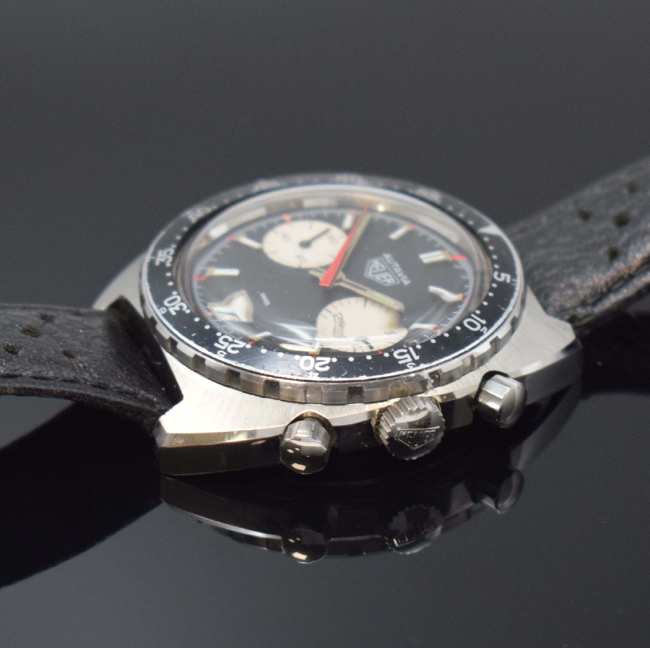 Detail b: HEUER Autavia Herrenchronograph Referenz 73463 in Stahl, Schweiz um 1972, Handaufzug, Lederband m. orig. Dornschl., Boden verschr., Lünette m. 60er ...