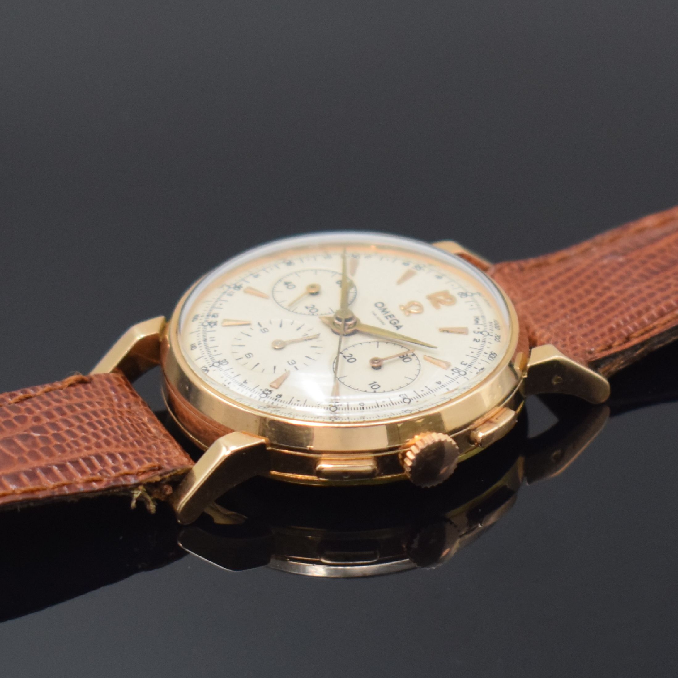 Detail b: OMEGA Armbandchronograph mit Schaltrad in RG 750/000, Schweiz/Frankreich um 1950, Handaufzug, Boden aufgedr., silb. Zifferbl. rest., gold. Std.-Ind. ...