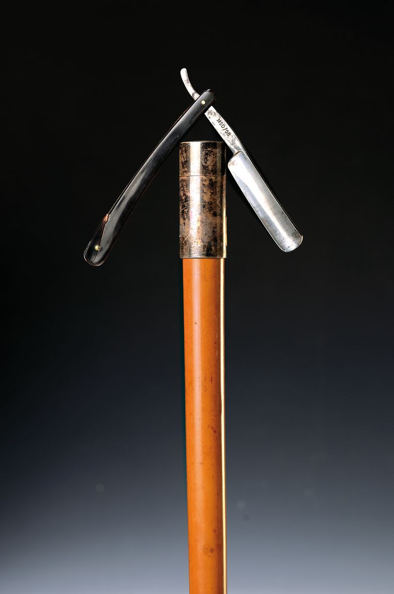 Systemstock mit Rasierzeug, Goldsmiths & Silversmiths Co. Ltd., London, 1900, Holzschuß, Silberknauf gemarkt, Griff mit integriertem Rasierpinsel ...