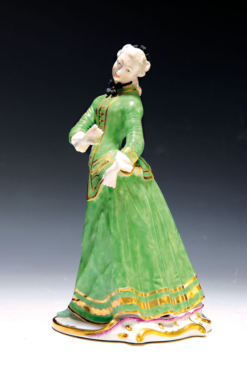 Porzellanfigur, Nymphenburg, 20. Jh., Isabella aus der Commedia dell'Arte von Franz Anton Bustelli, bunt bemalt, reiche Goldstaffage, H. ca. 21cm