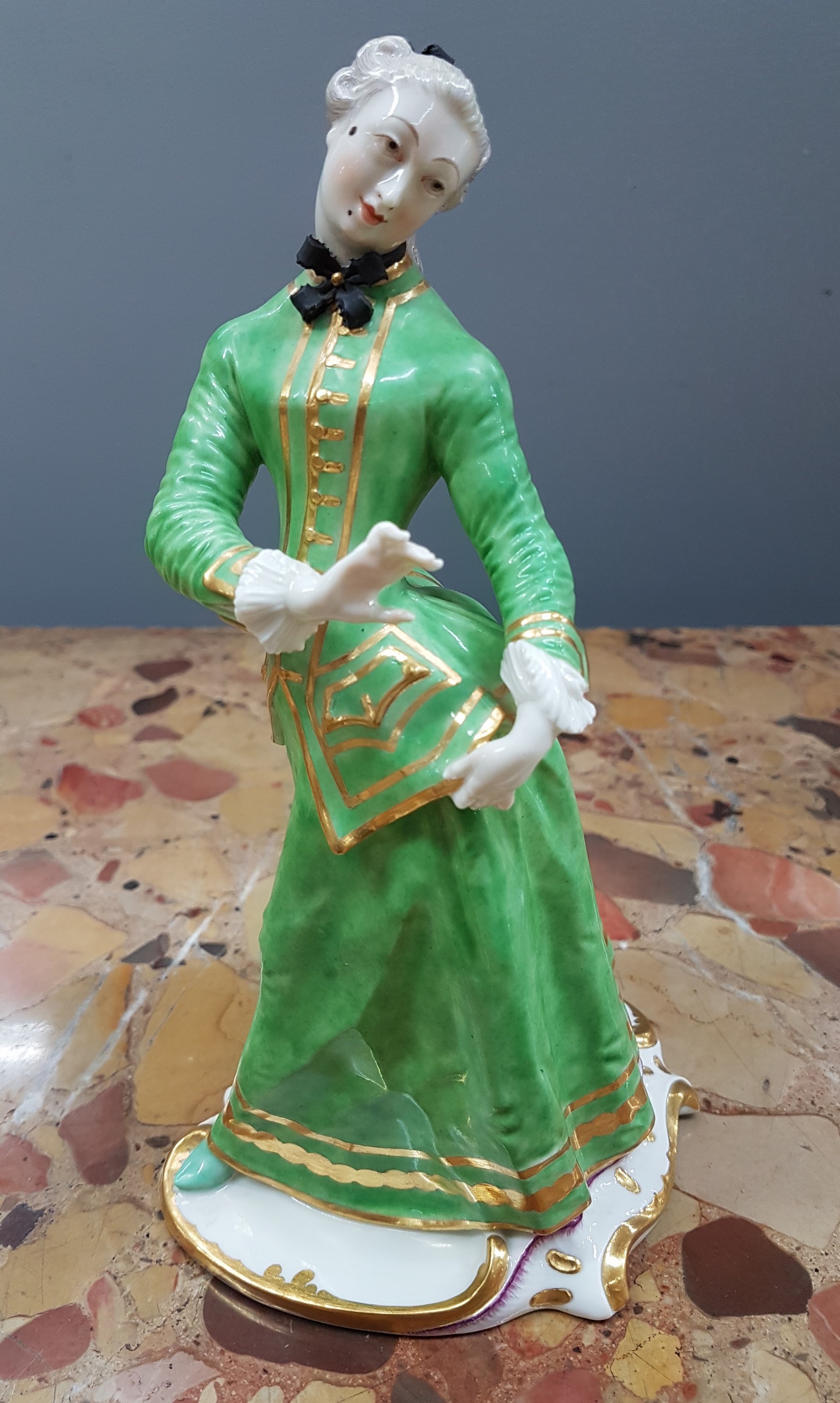 Detail a: Porzellanfigur, Nymphenburg, 20. Jh., Isabella aus der Commedia dell'Arte von Franz Anton Bustelli, bunt bemalt, reiche Goldstaffage, H. ca. 21cm