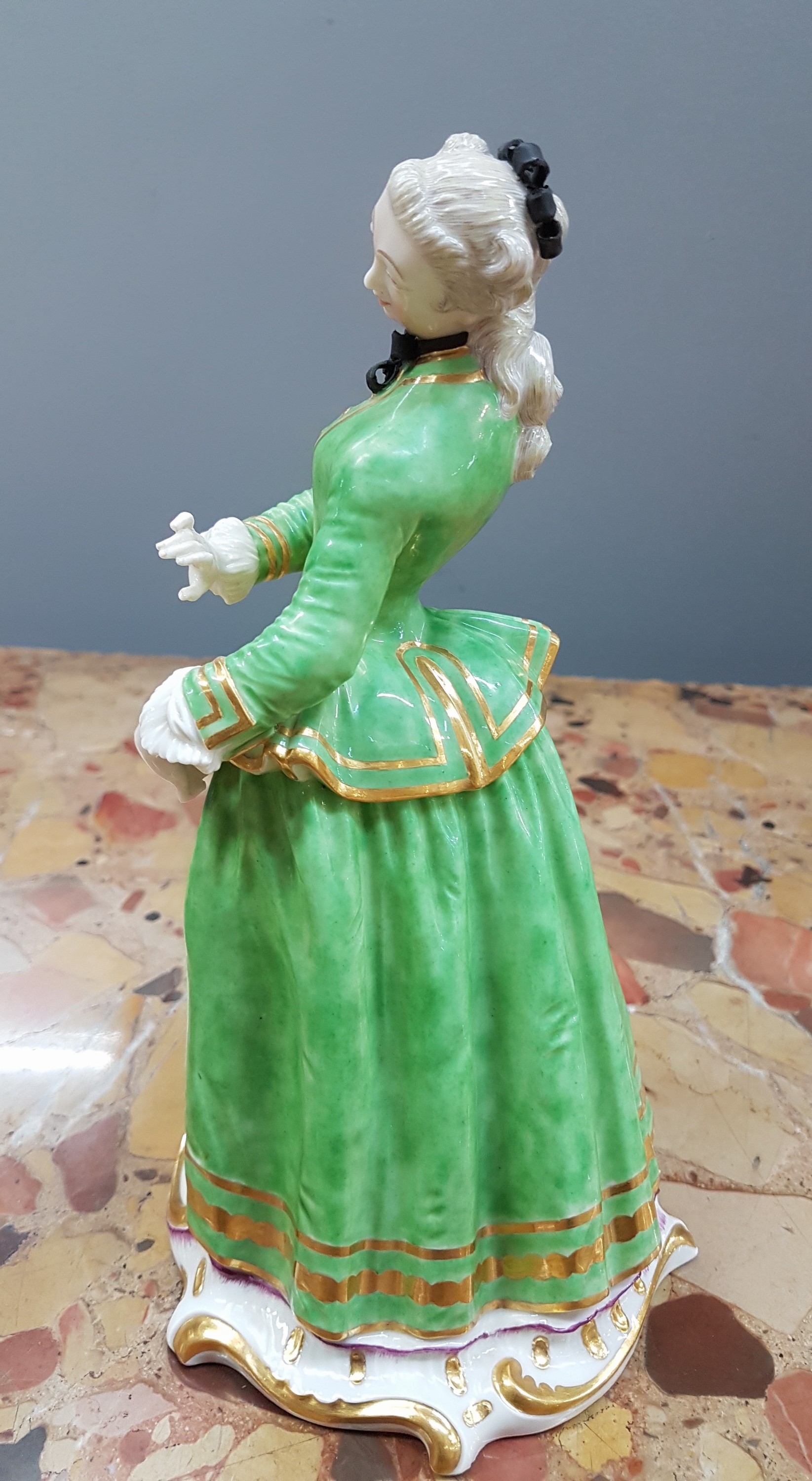 Detail b: Porzellanfigur, Nymphenburg, 20. Jh., Isabella aus der Commedia dell'Arte von Franz Anton Bustelli, bunt bemalt, reiche Goldstaffage, H. ca. 21cm